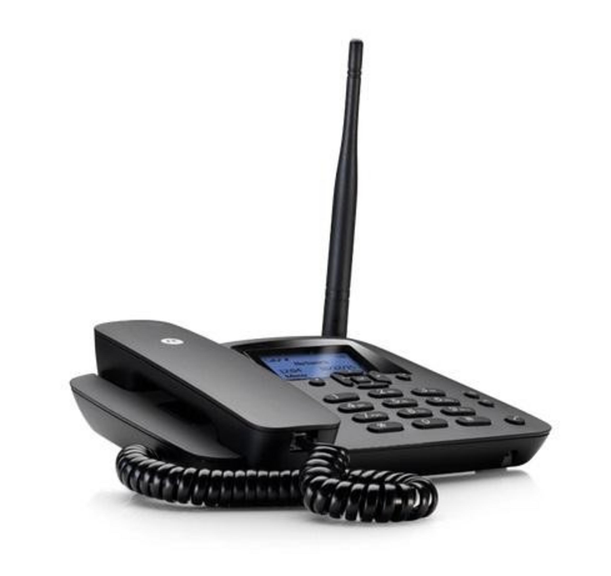 Un telefono cordless nero con antenna si trova su una superficie bianca.