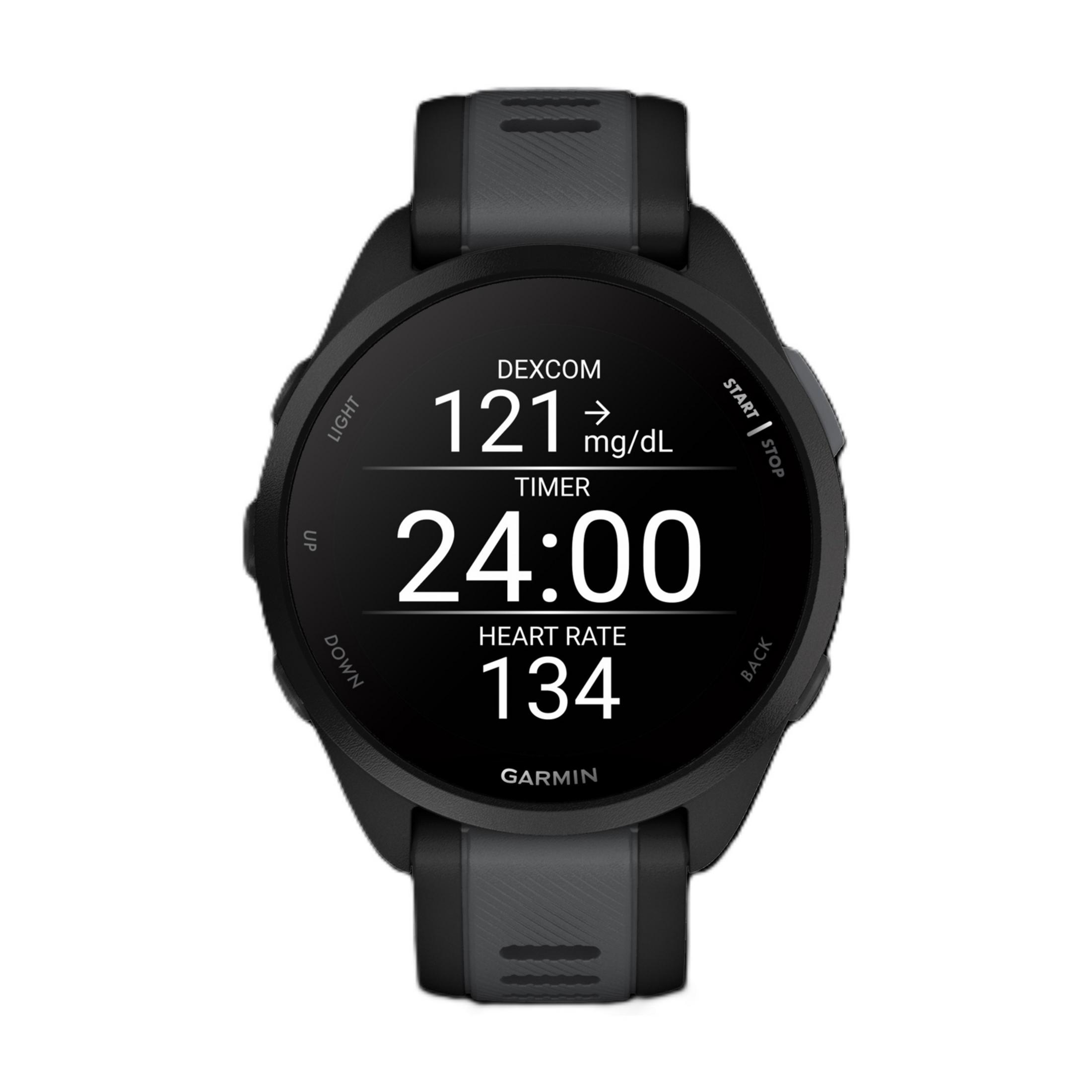 Eine Smartwatch zeigt 121 mg/dL, 24:00 Timer und 134 Herzfrequenz.