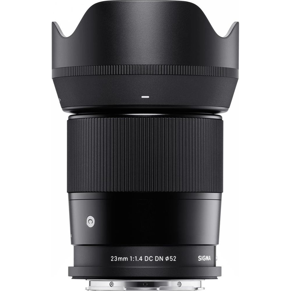 Een zwarte cameralens met zonnekap, gelabeld 23mm 1:1.4 DC DN.