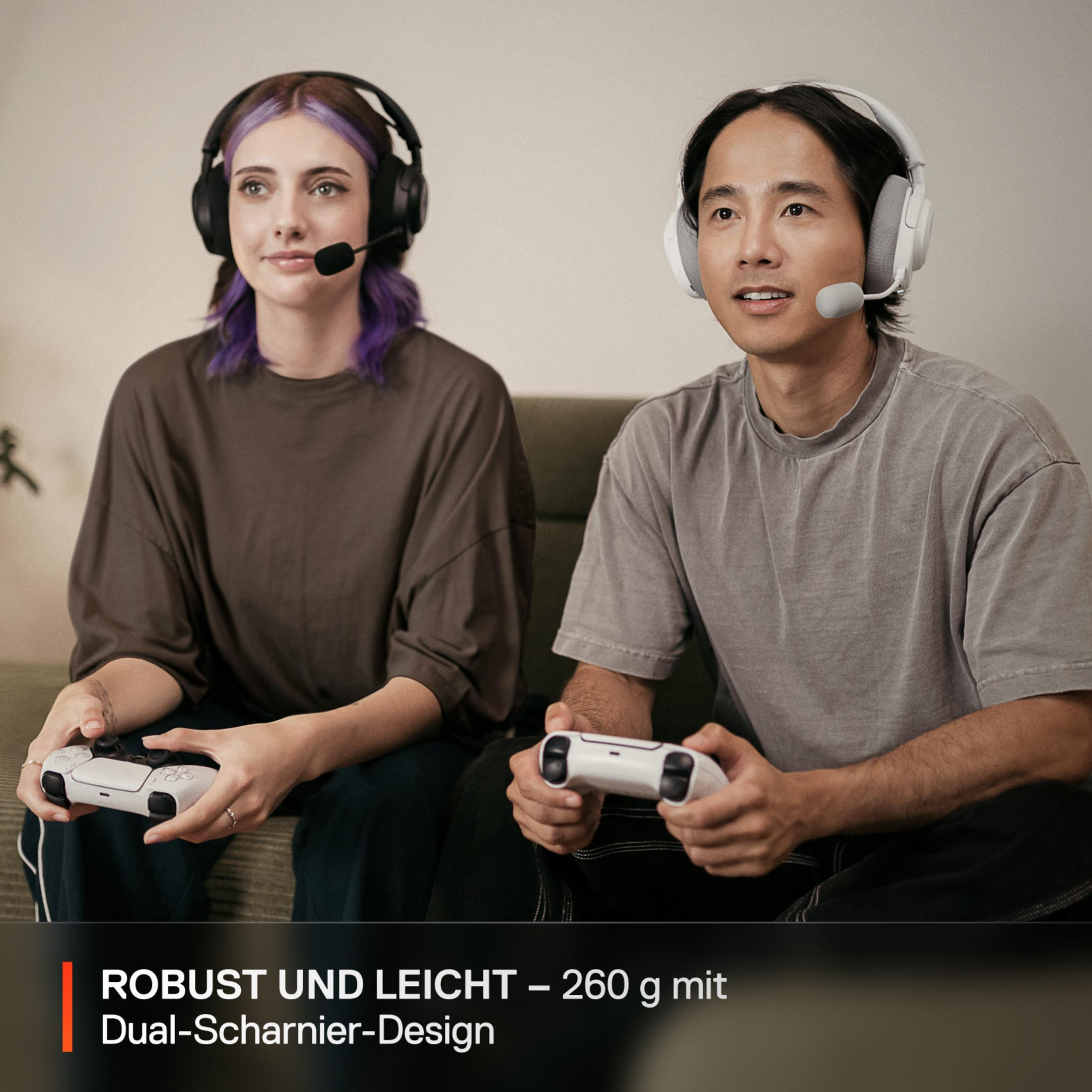Uomo e donna con cuffie, giocano ai videogiochi. Sono seduti su un divano.