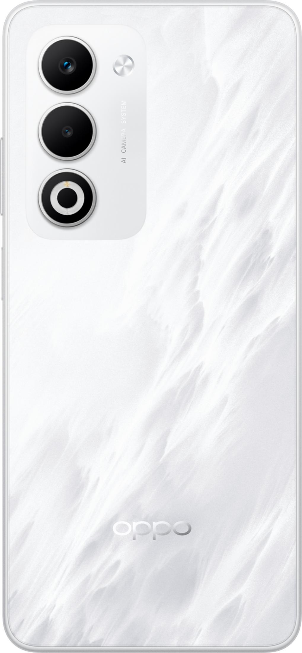 Retro di uno smartphone bianco con tre fotocamere e logo OPPO.