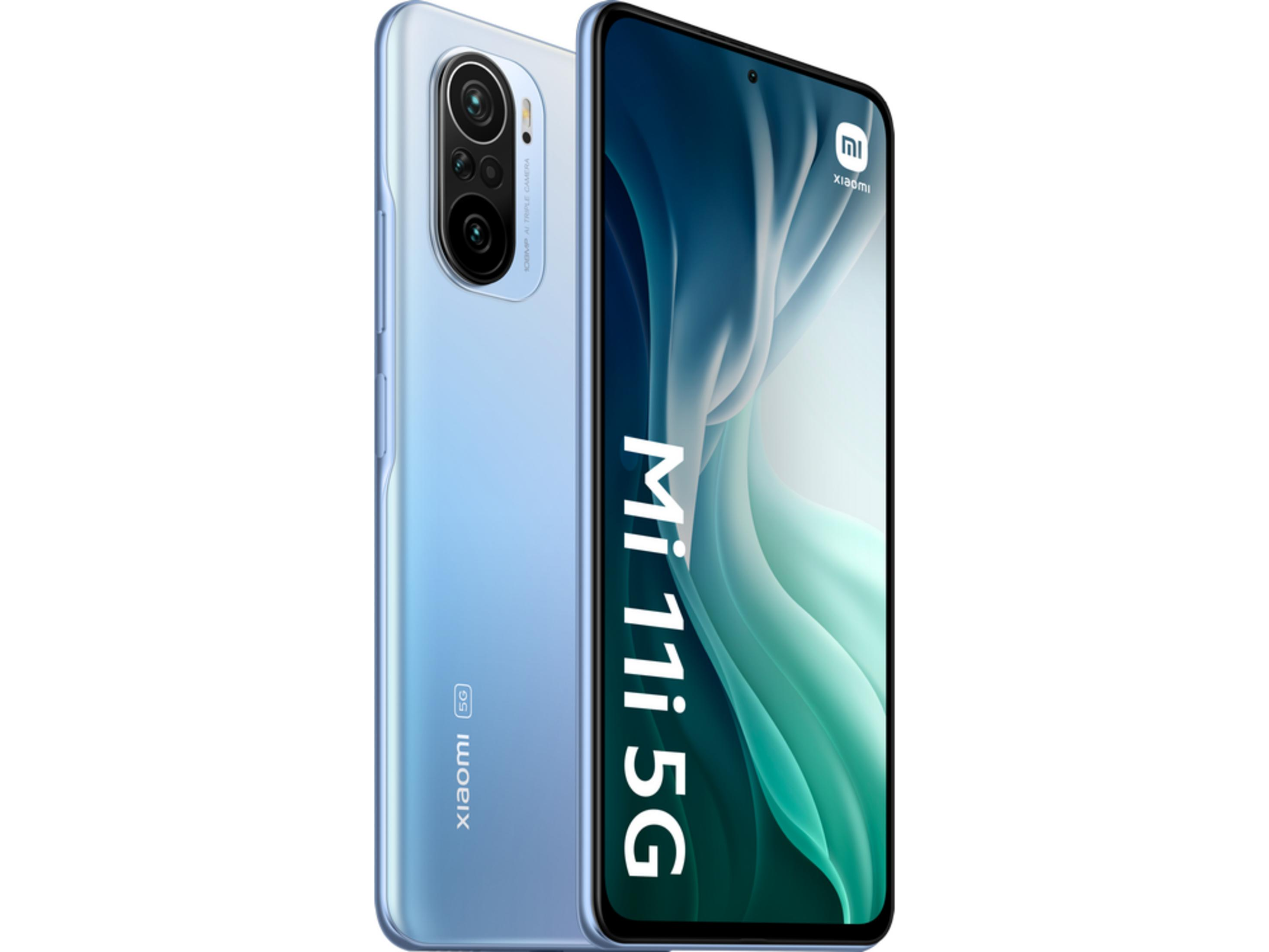 Ein hellblaues Xiaomi Mi 11 5G Smartphone mit Dreifachkamera auf weißem Hintergrund.