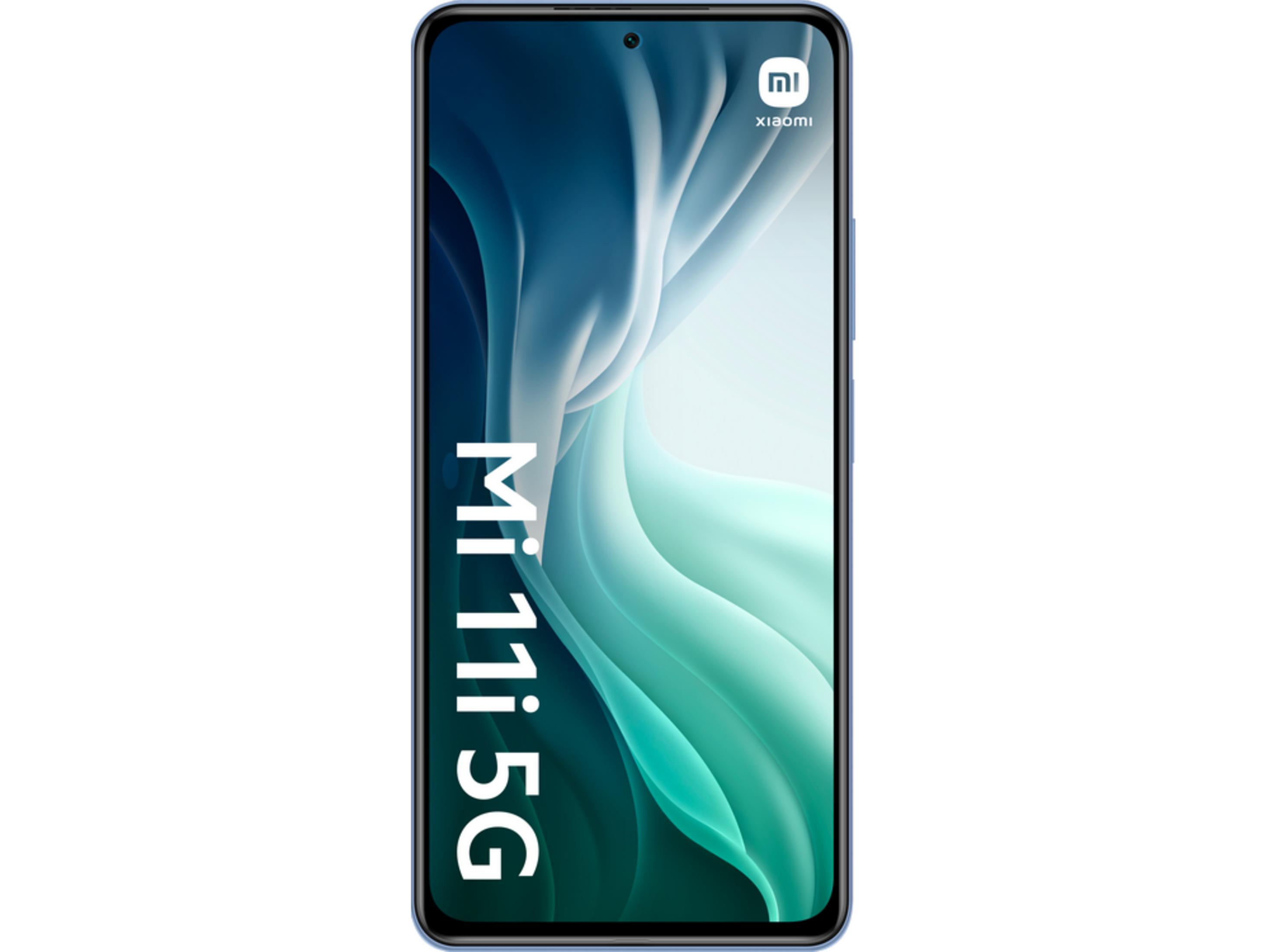Ein blaues Xiaomi Mi 11 5G Smartphone mit einem abstrakten blauen Hintergrund.