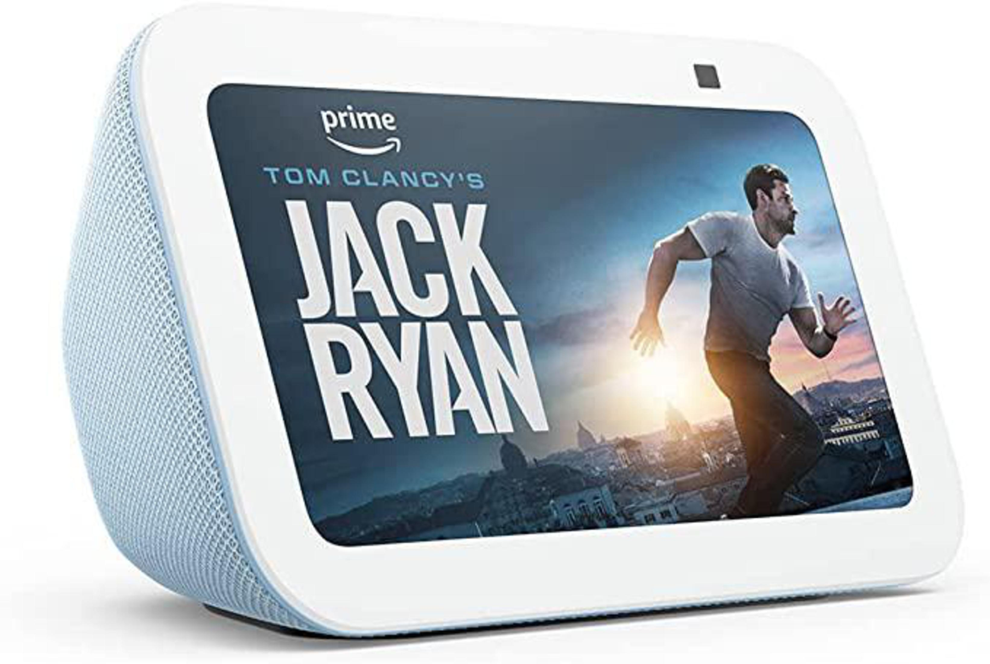 Een smart display toont een advertentie voor Jack Ryan, met een man die over een stad rent.