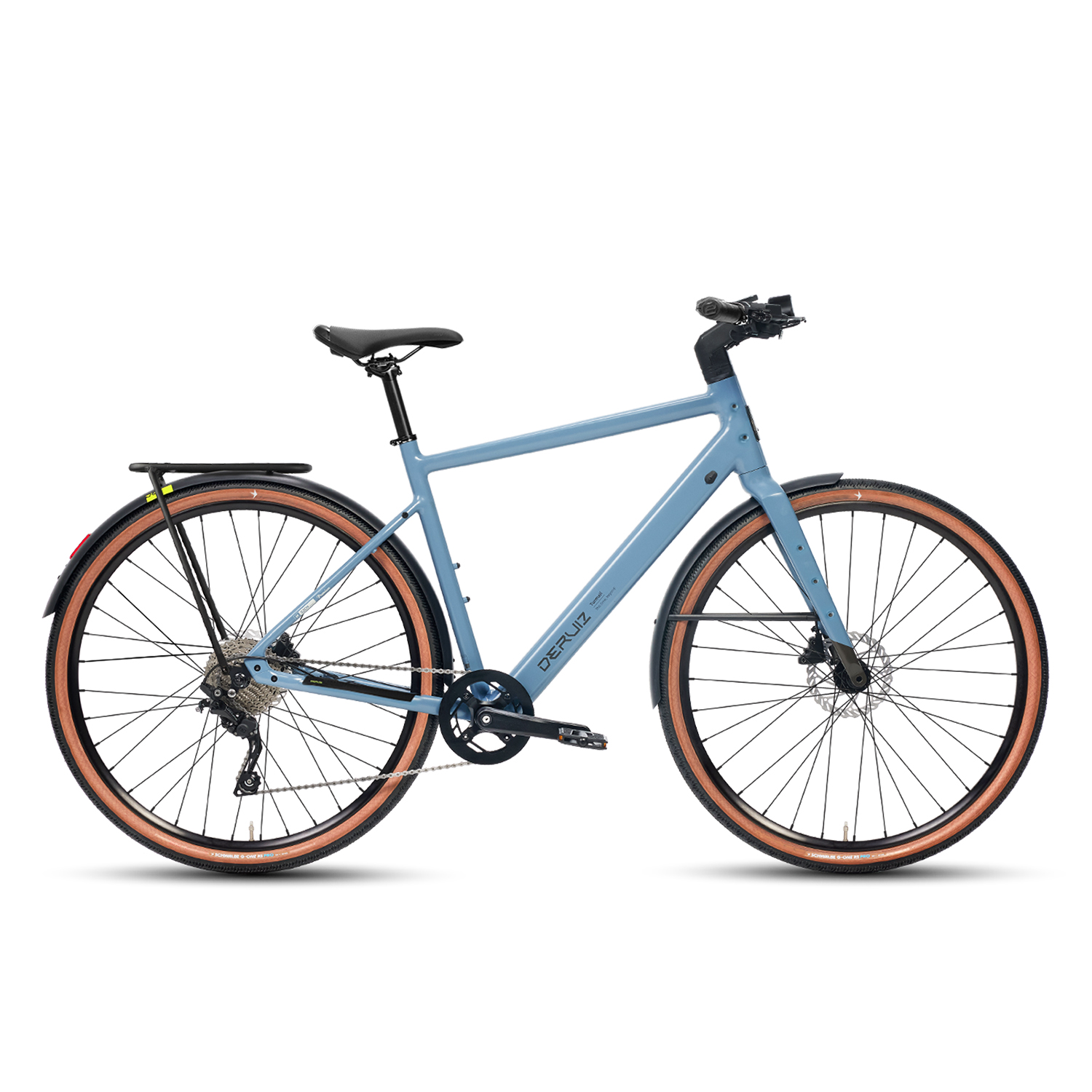 Ein hellblaues Fahrrad mit braunen Reifen und Gepäckträger vor weißem Hintergrund.