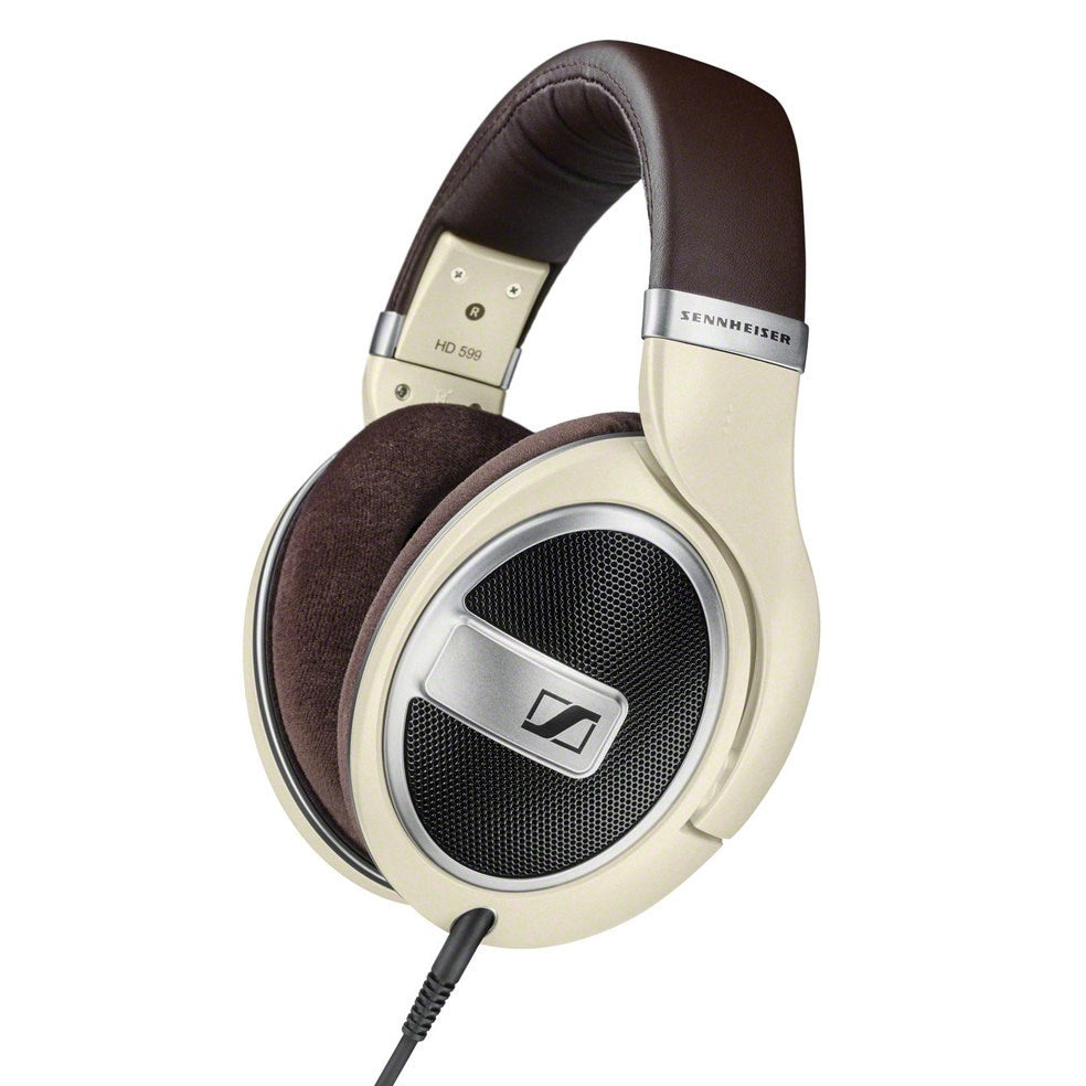 Cuffie Sennheiser HD 599 avorio con padiglioni e archetto marroni. Isolato su bianco.