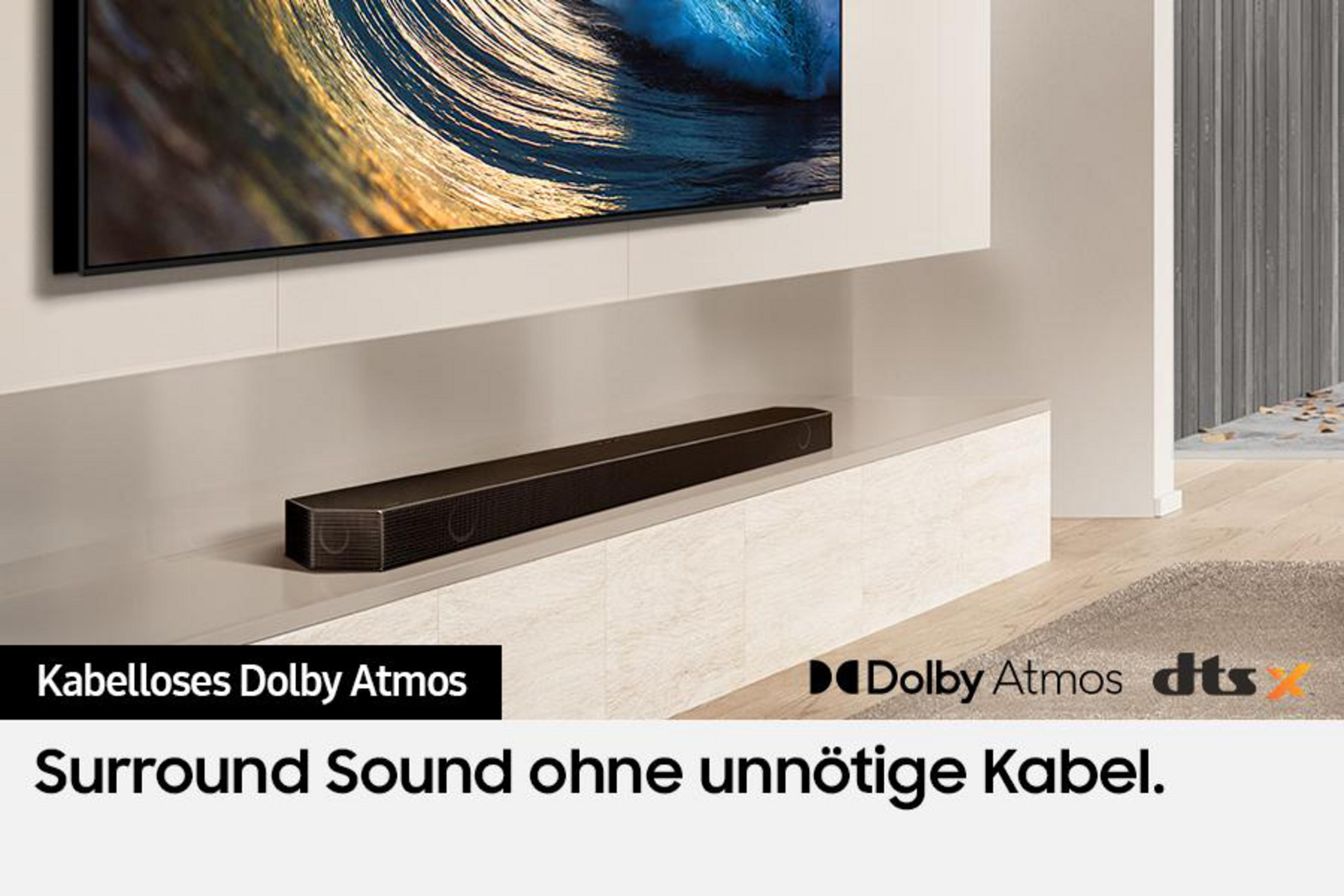Ein schwarzer Soundbar steht vor einem Fernseher, der eine Welle zeigt.