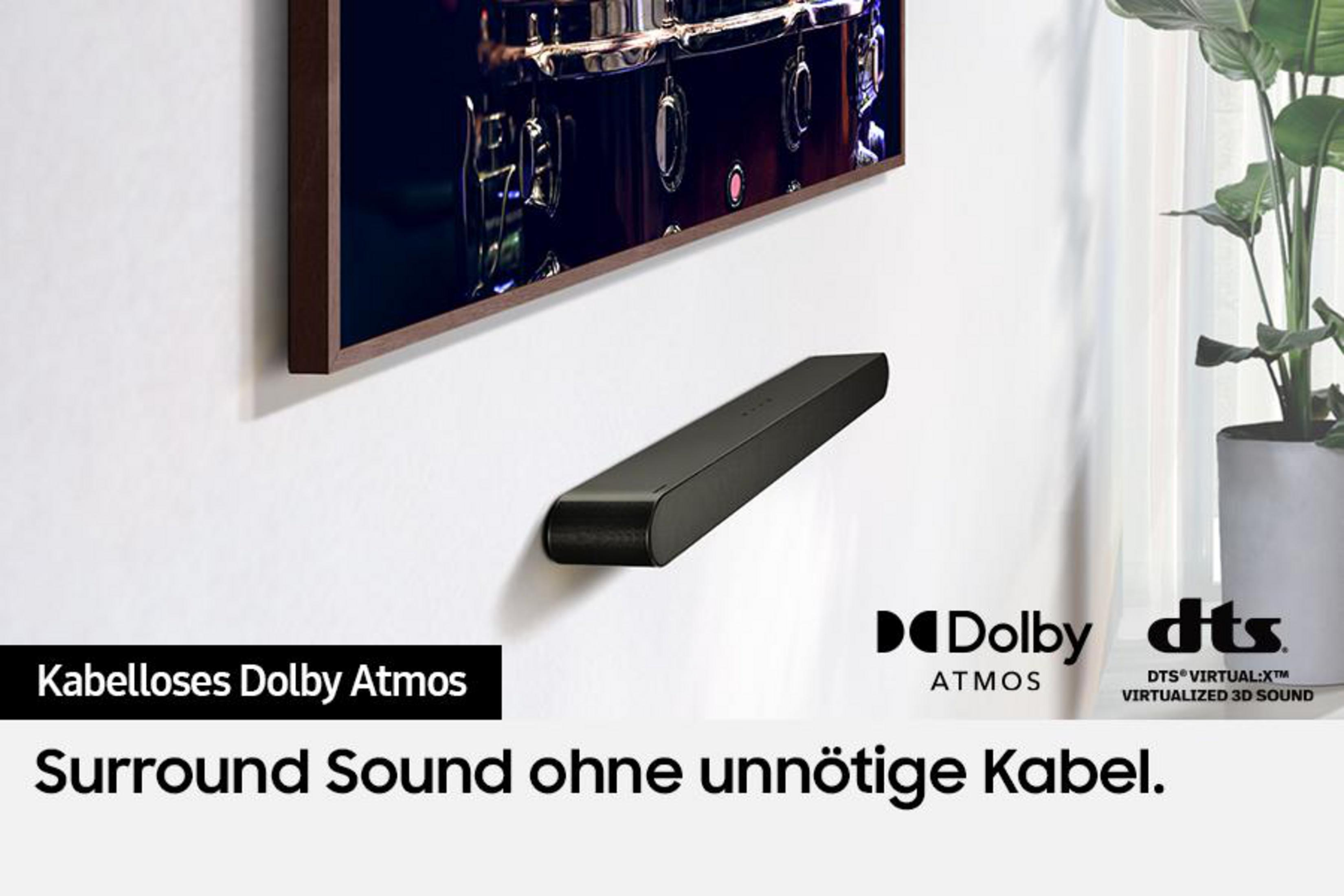 Barre de son Dolby Atmos noire montée sur un mur sous une TV.