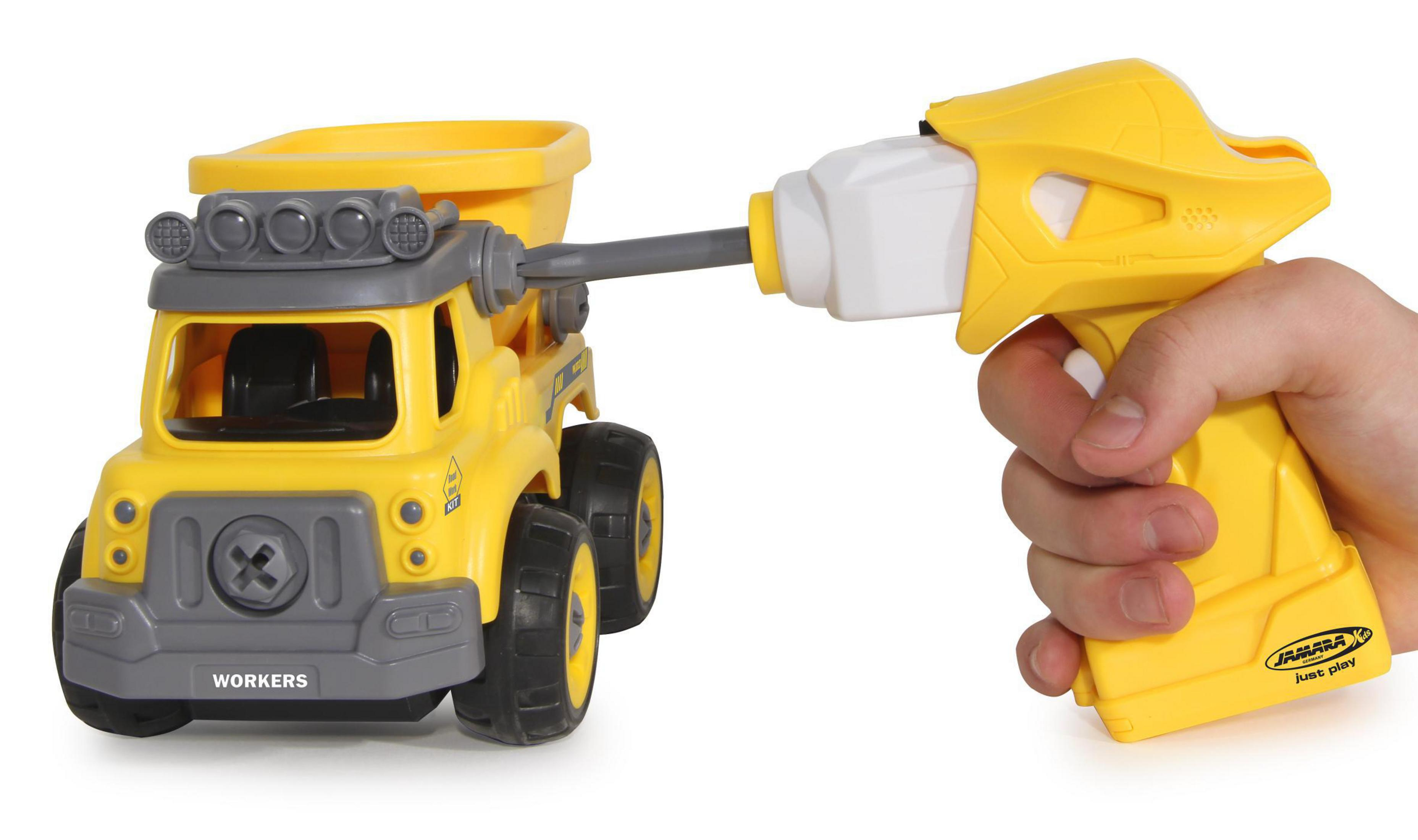 Gelber Spielzeug-LKW mit Bohrer-Aufsatz, gehalten von einer Hand.
