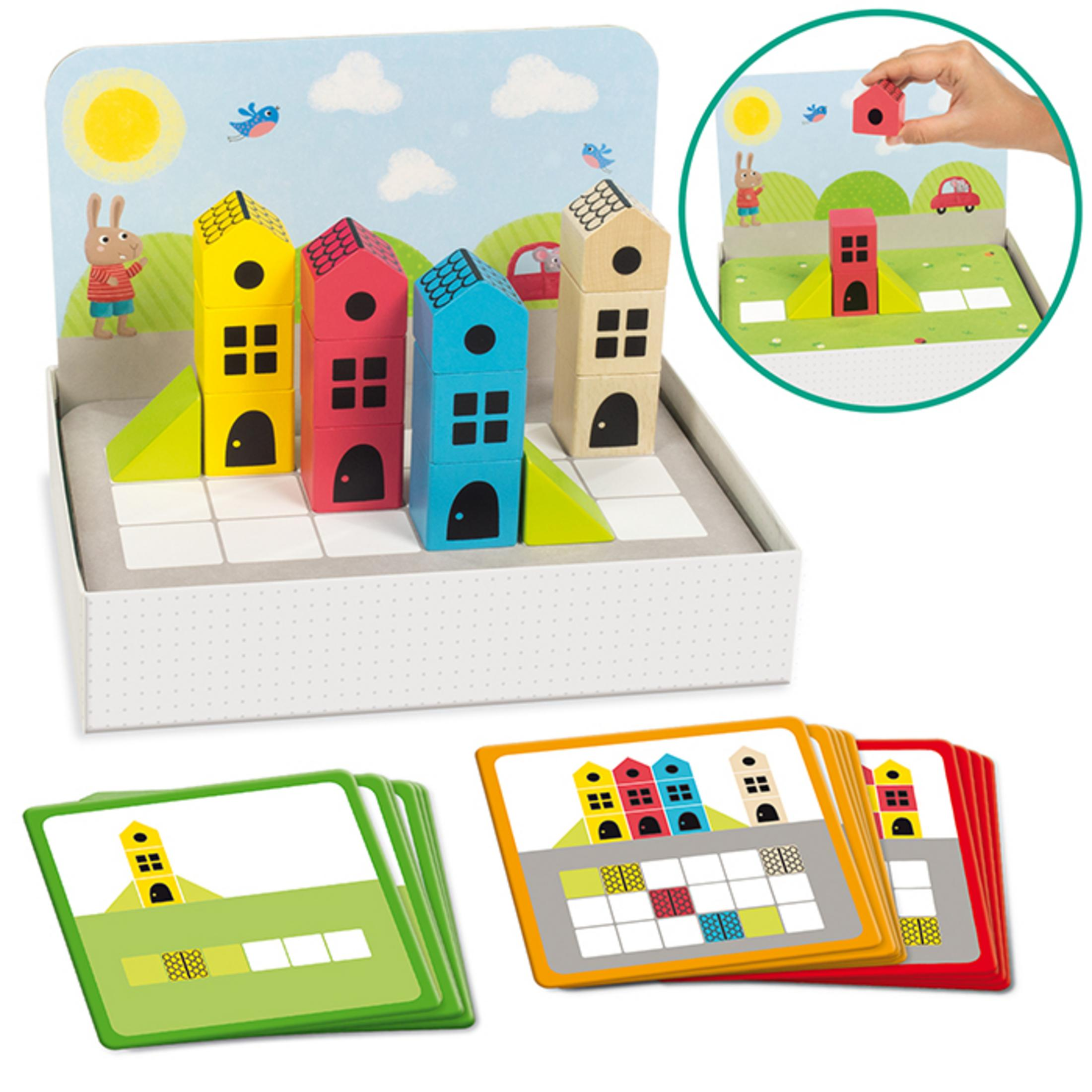 Bloques coloridos de casas de madera y tarjetas de juego.