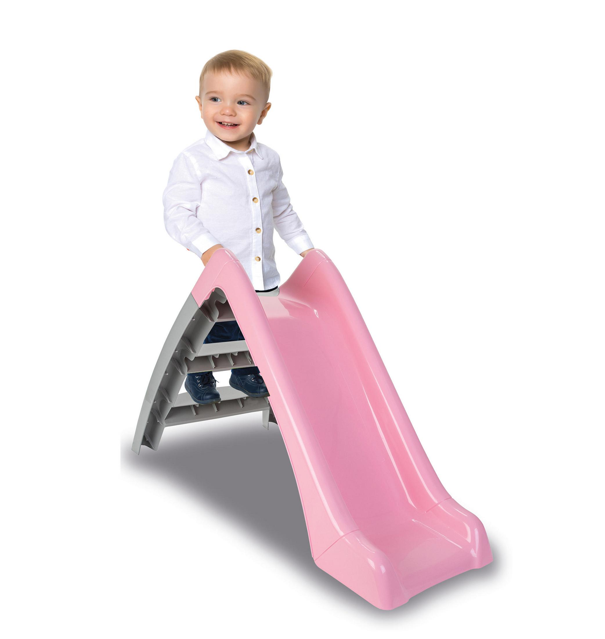 Un bambino con una camicia bianca è su uno scivolo rosa.