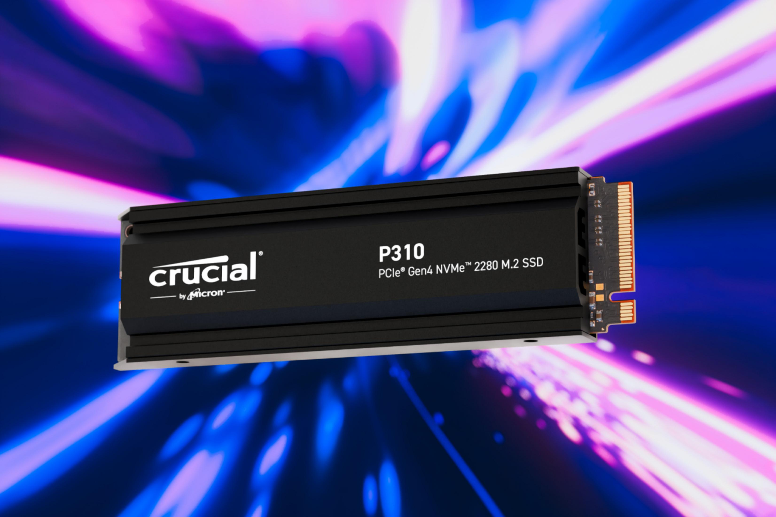 Een zwarte Crucial P310 M.2 SSD met koellichaam, tegen een vage paars-blauwe achtergrond.