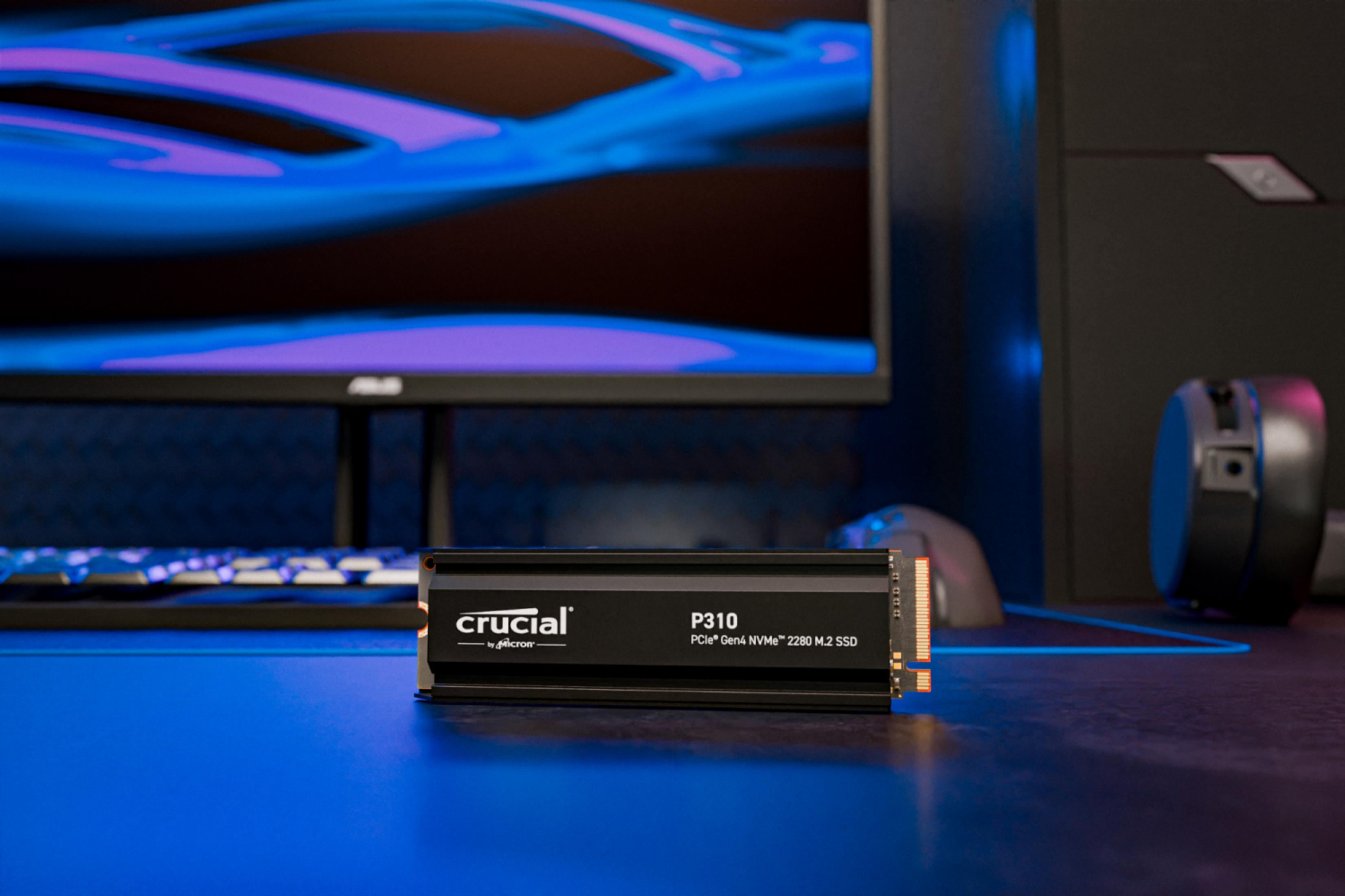 Een Crucial P310 SSD op een bureau met toetsenbord en muis.