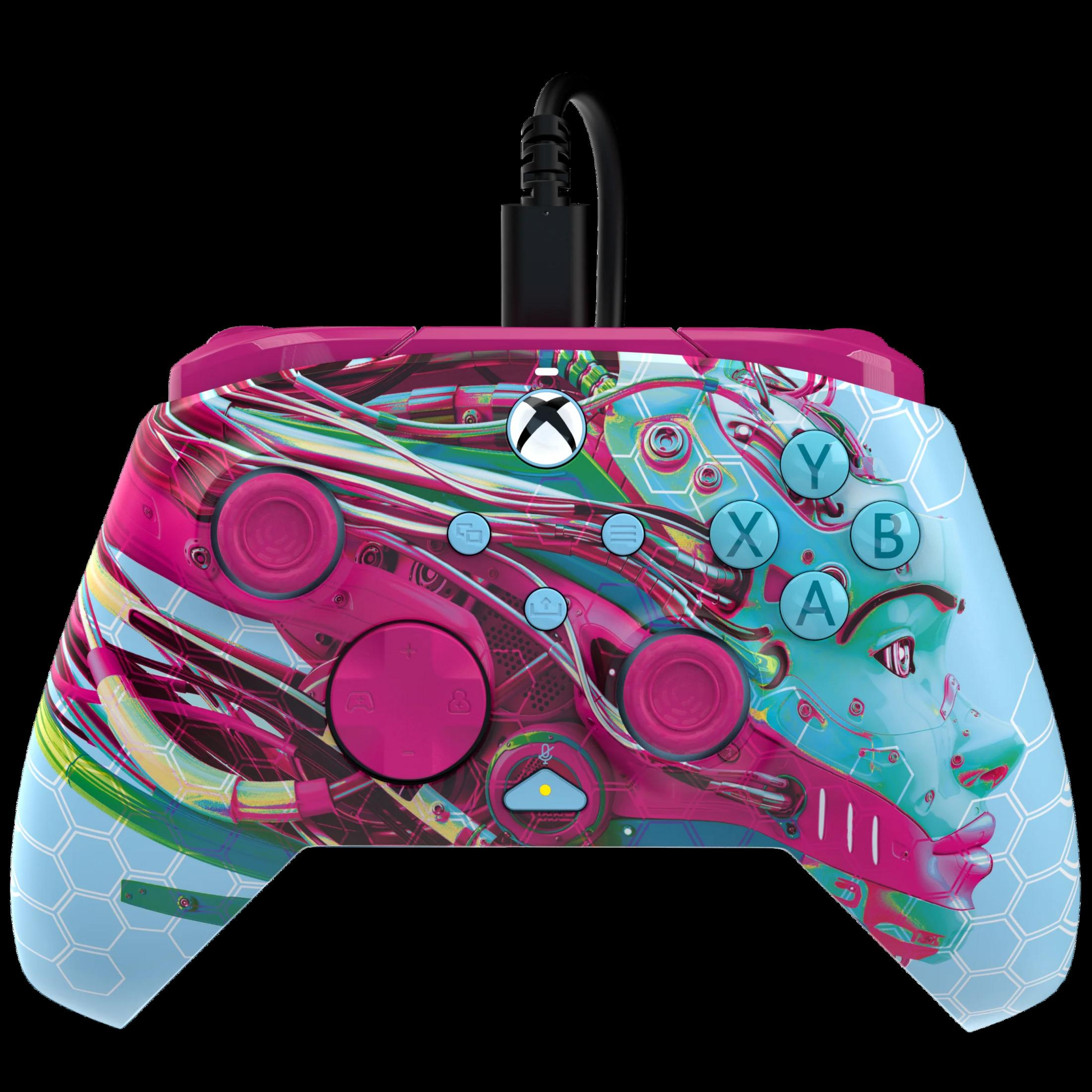 Un controller Xbox rosa e blu con motivo facciale cyborg e dettagli esagonali.