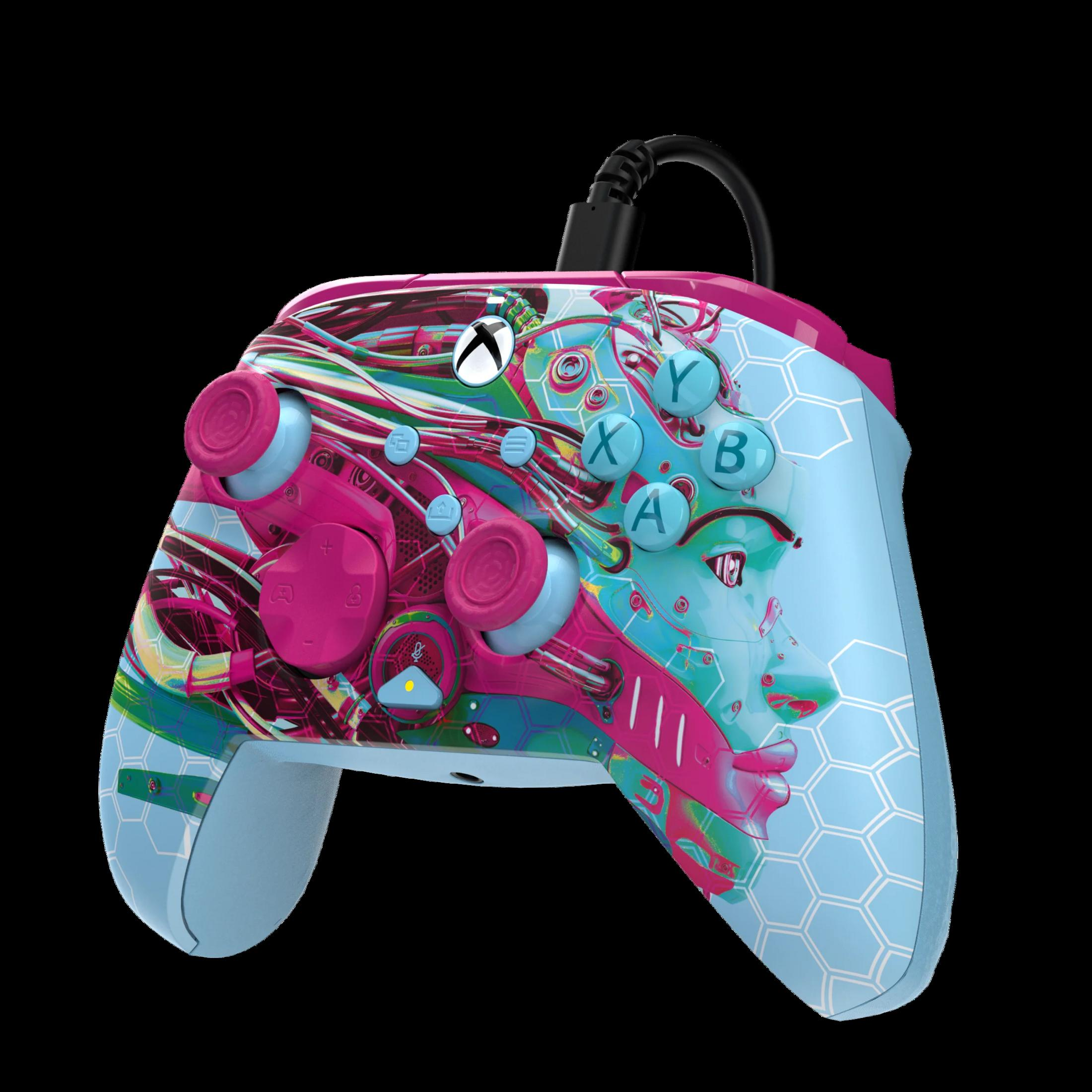 Un controller Xbox con un design raffigurante un volto femminile e linee astratte.