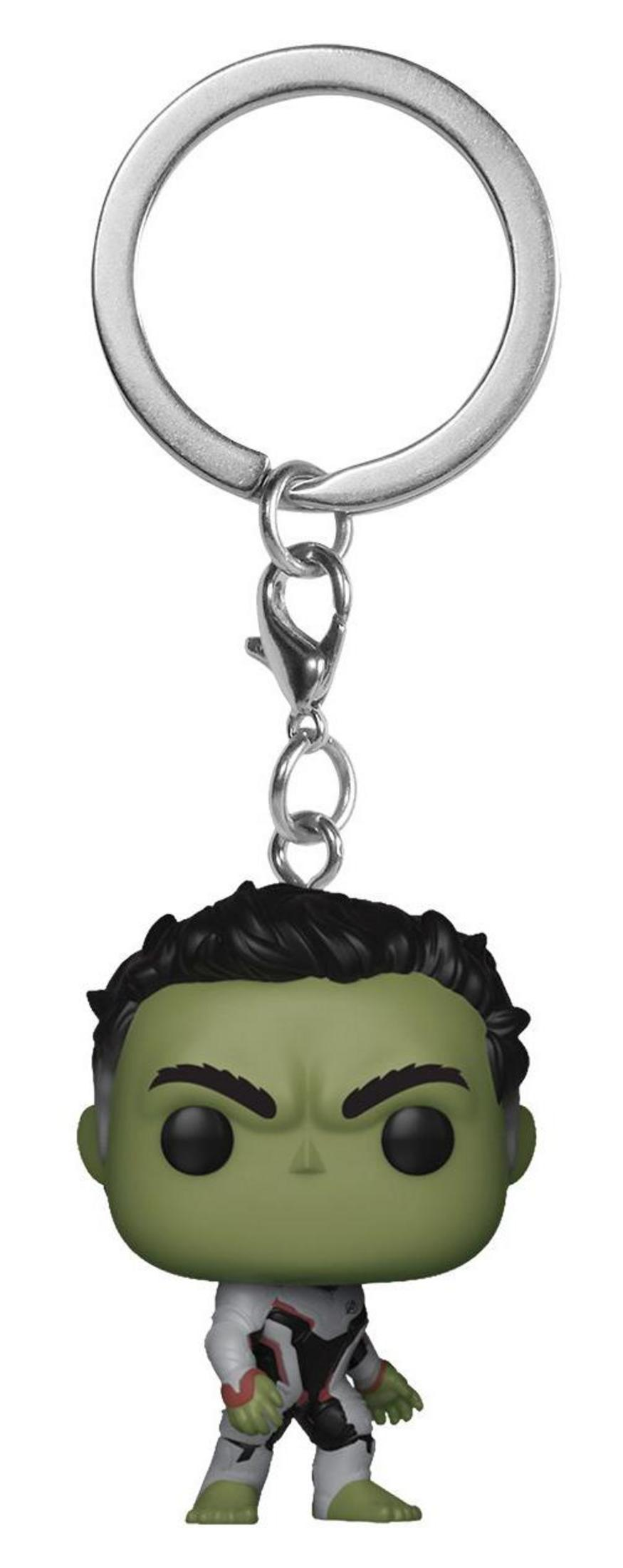 Hulk-Schlüsselanhänger mit silbernem Ring und Kette. Er trägt einen weißen Anzug.