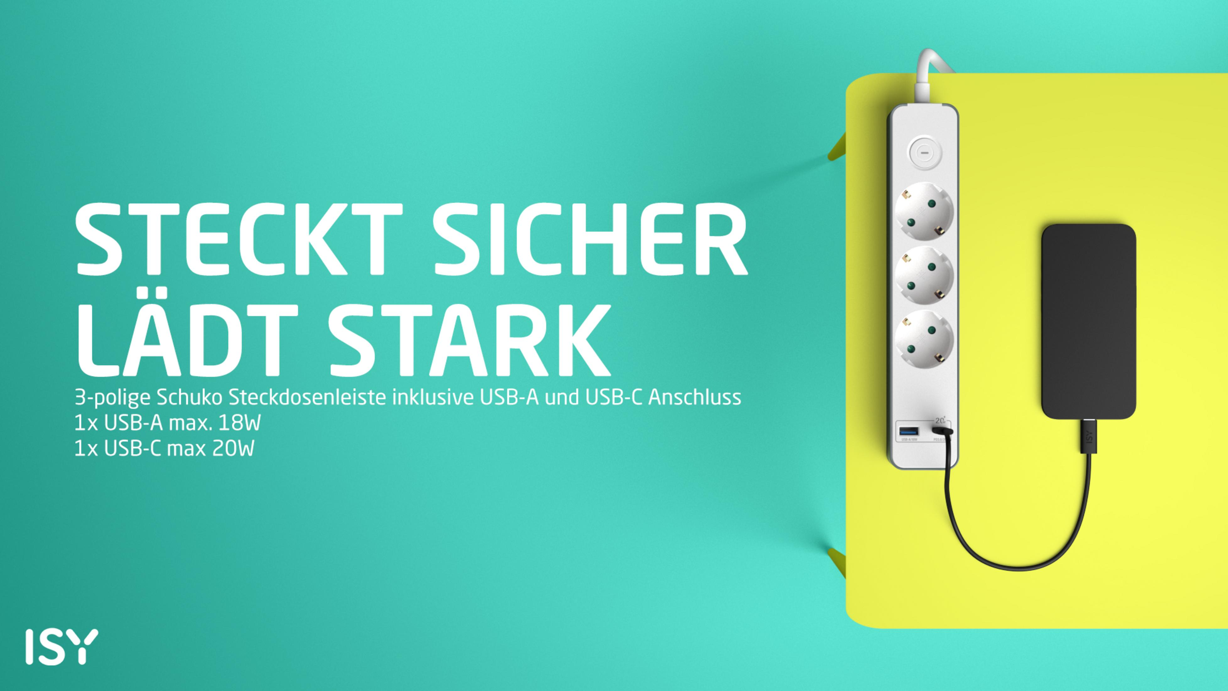 Weiße Steckdosenleiste mit drei Steckplätzen und USB-Anschlüssen lädt ein schwarzes Smartphone.