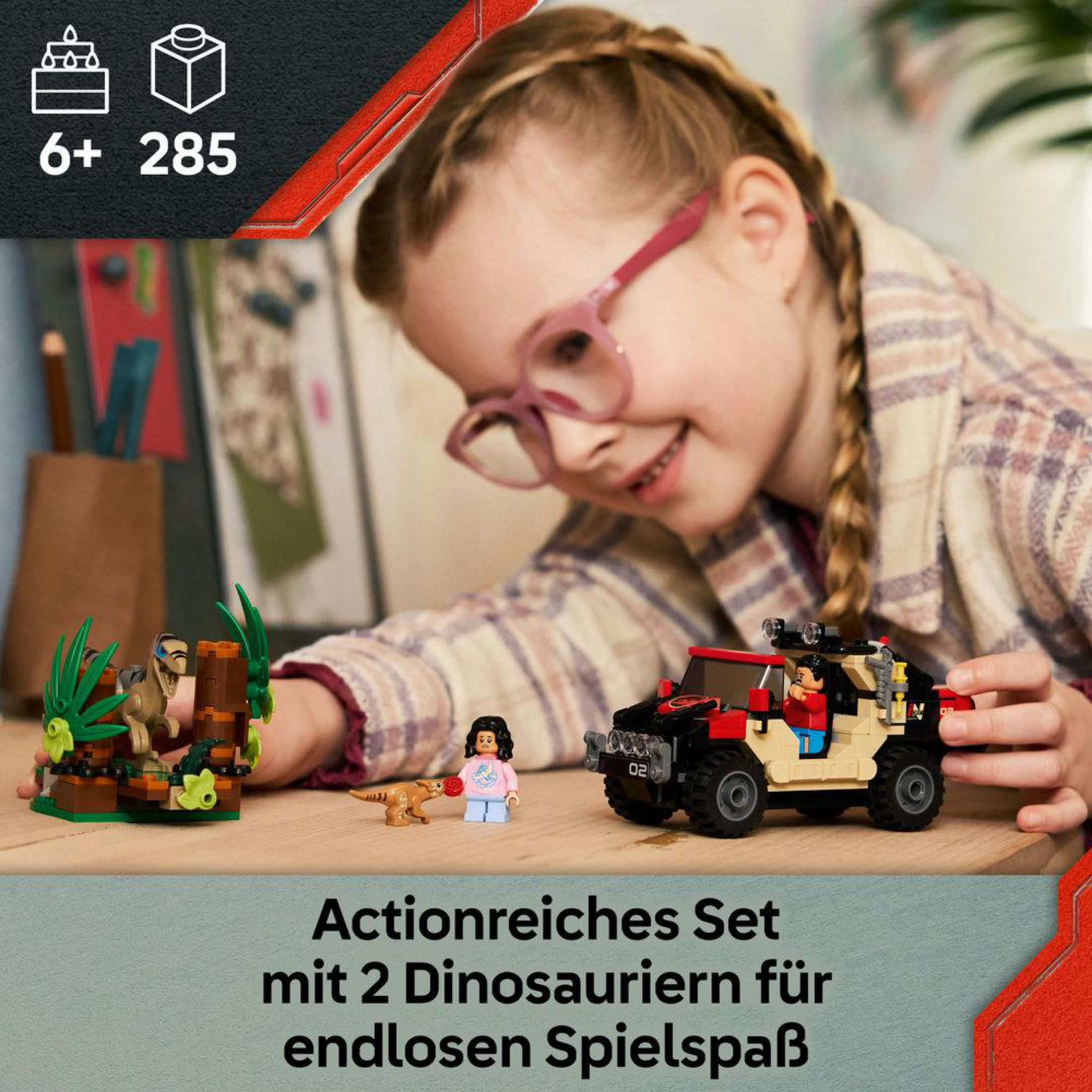Kız, dinozor LEGO setiyle oynuyor: araba, figürler ve tarih öncesi sahne.