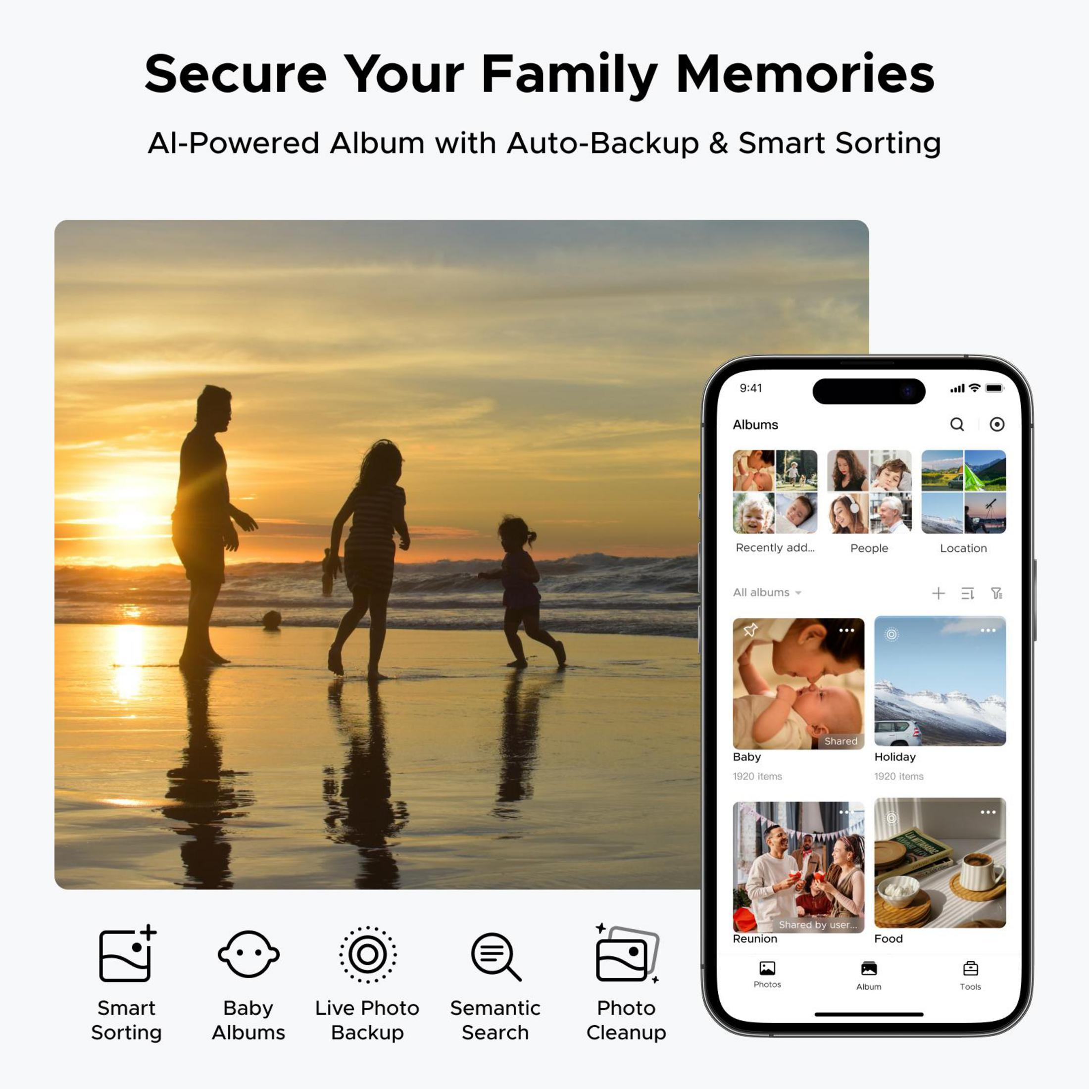 Familie am Strand bei Sonnenuntergang, Telefon zeigt Fotoalben.