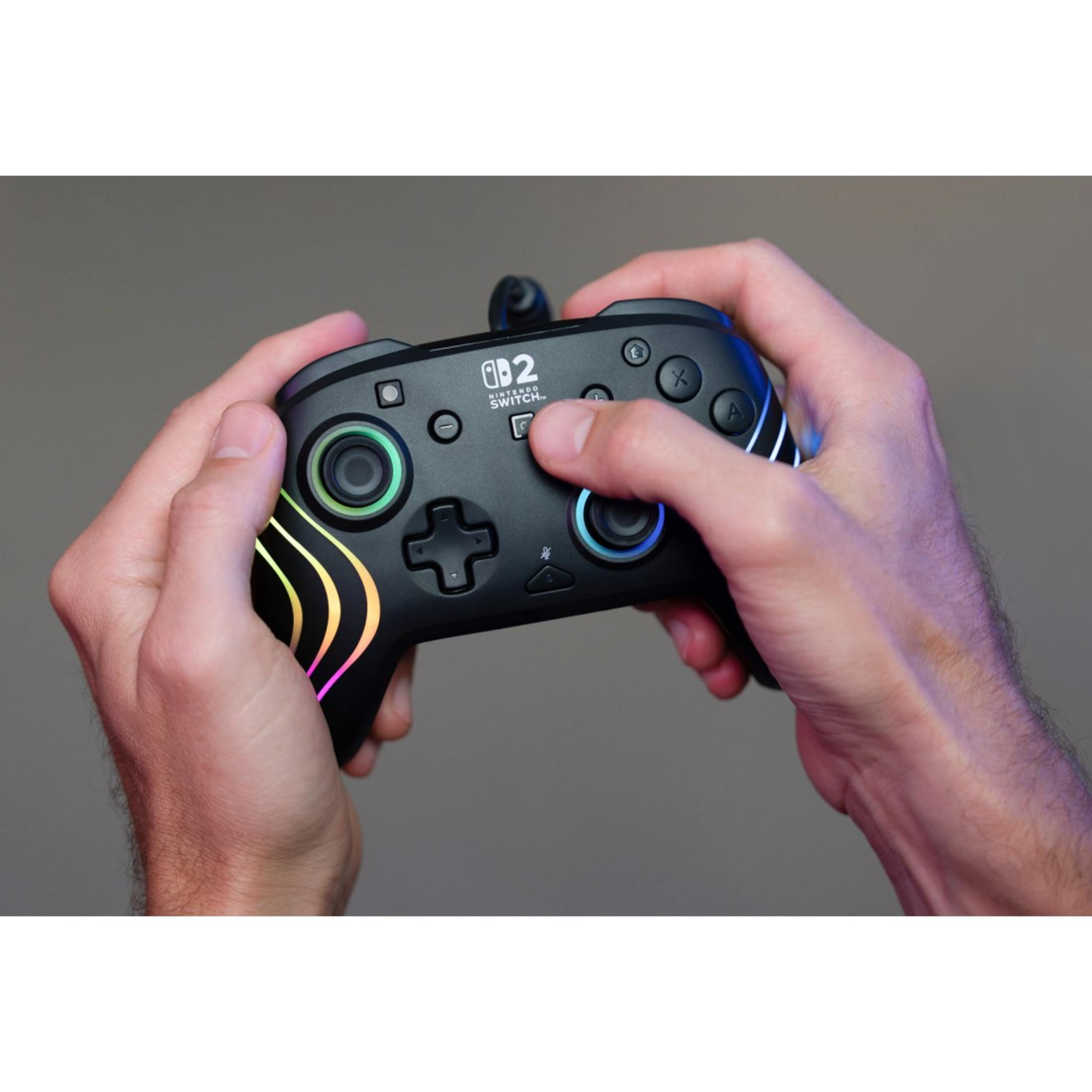 Schwarz, beleuchteter Nintendo Switch Controller, gehalten von zwei Händen.