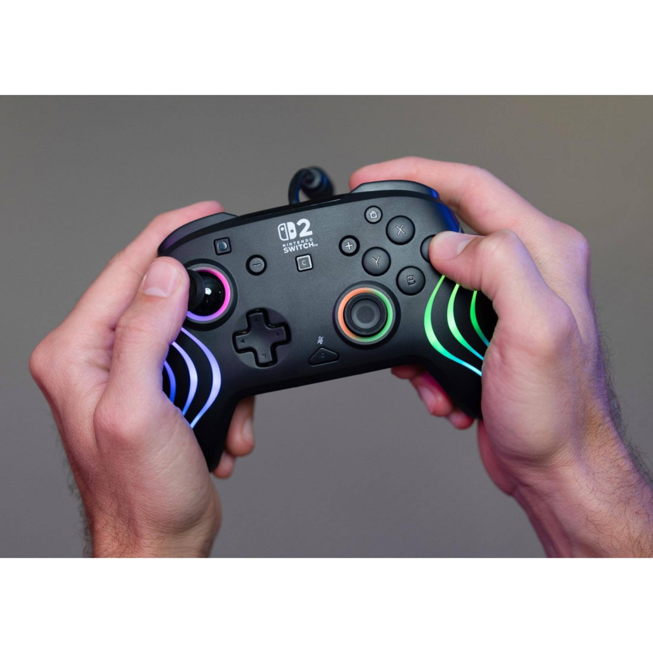 Hände halten einen schwarzen Nintendo Switch Controller mit bunten LED-Akzenten.