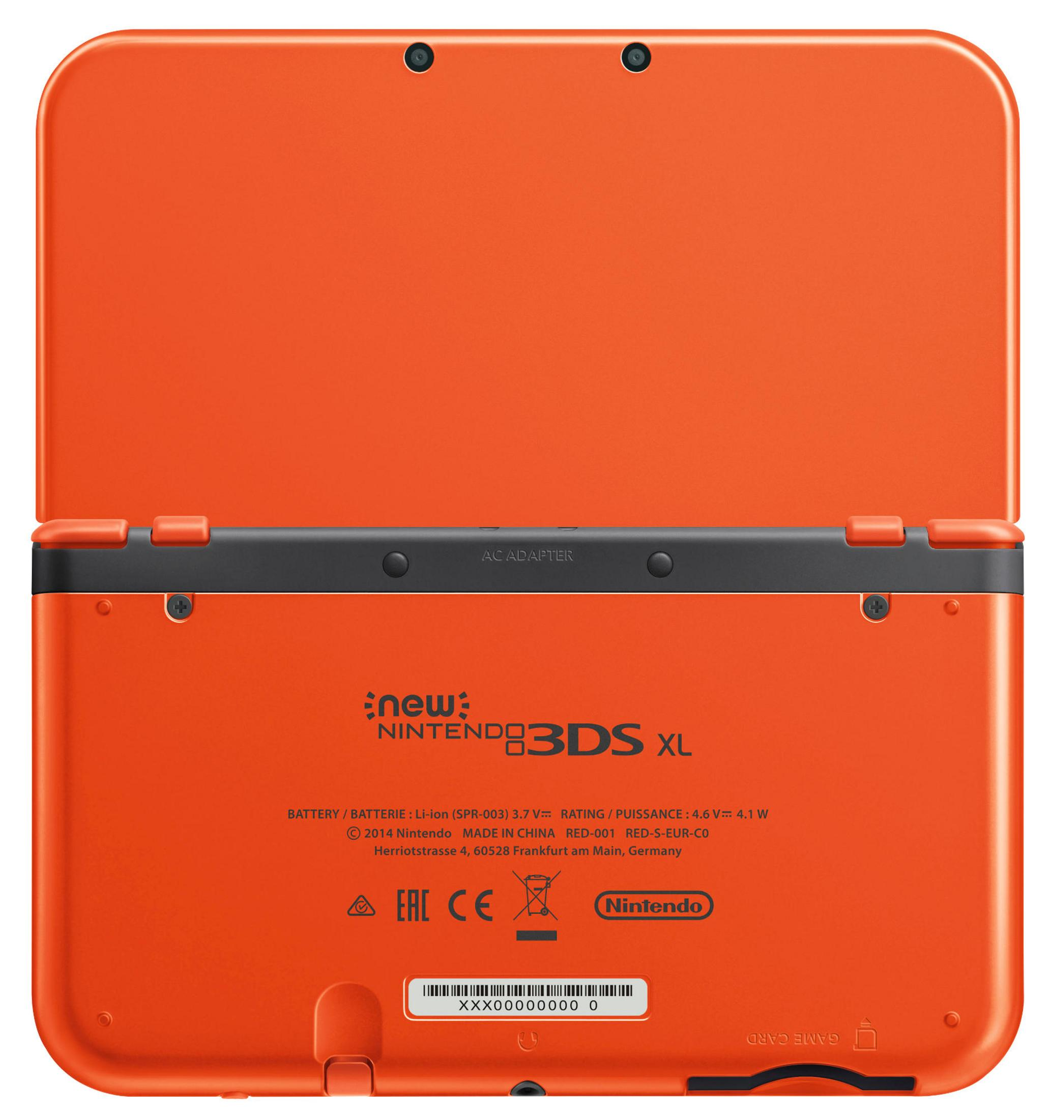 Rückseite eines orangefarbenen Nintendo 3DS XL mit technischen Details.