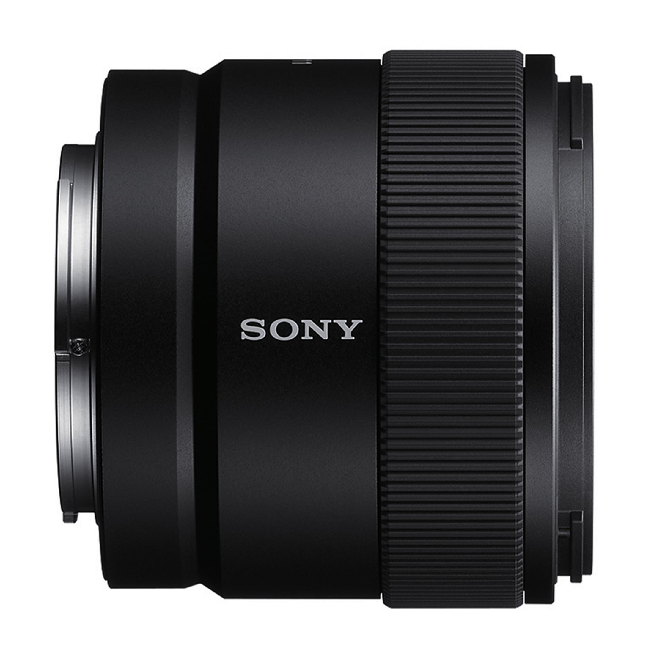 Obiettivo per fotocamera Sony nero con ghiere zigrinate e logo argentato.