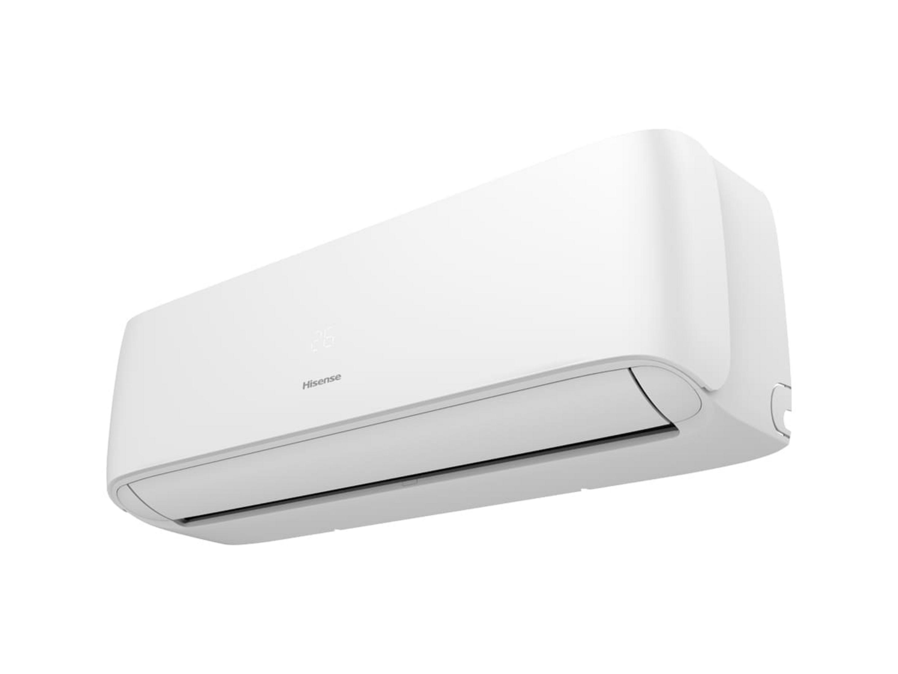Una unidad de aire acondicionado Hisense blanca con pantalla digital que muestra 26.