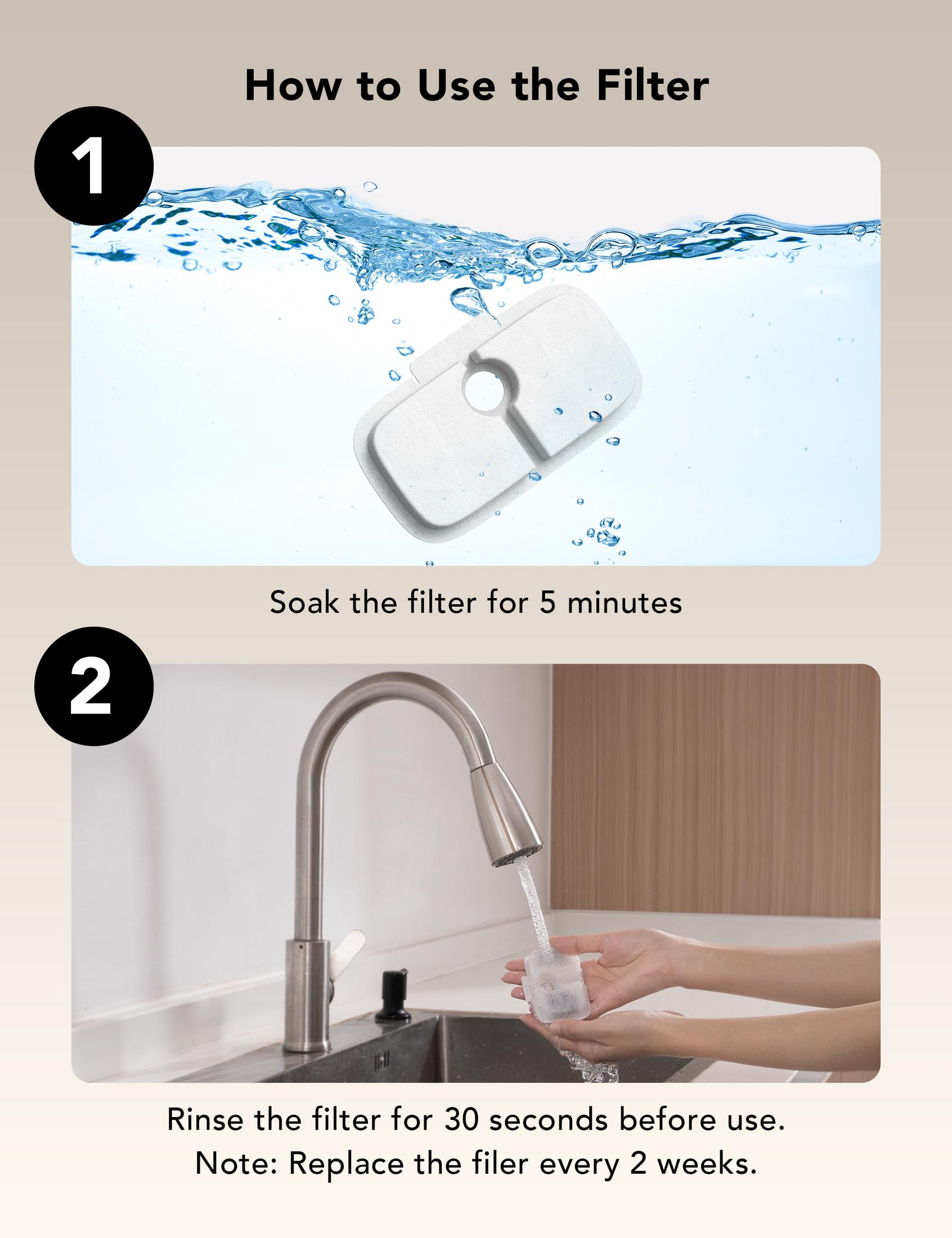 Un filtro bianco viene immerso in acqua, poi sciacquato sotto un rubinetto.