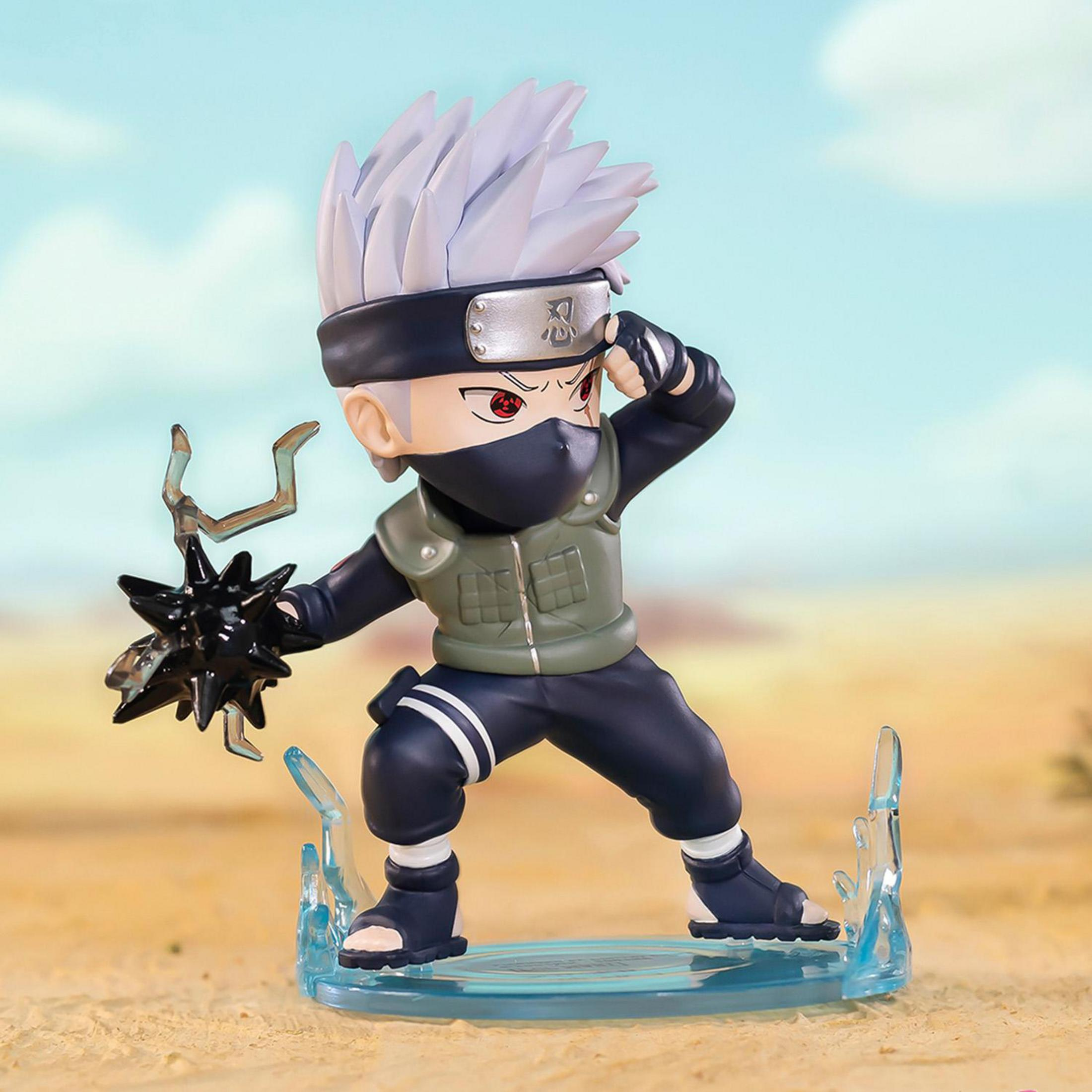 Chibi-Figur von Kakashi mit Maske, grüner Weste und schwarzem Outfit.