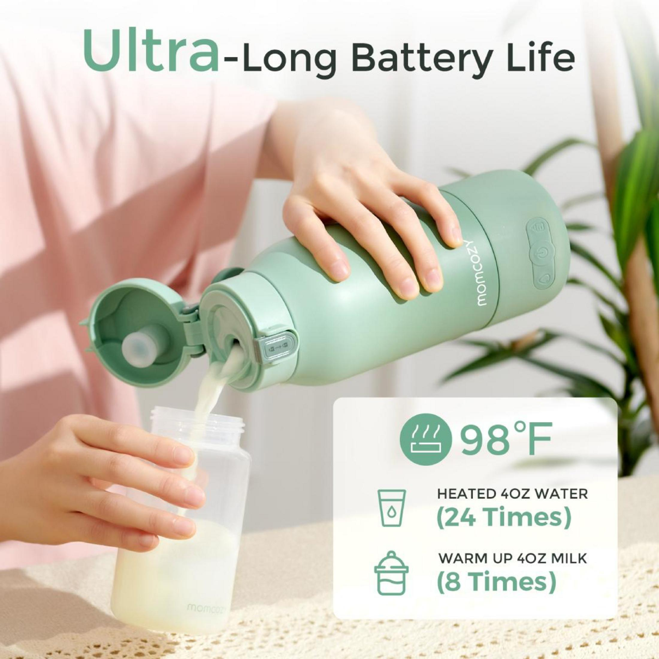 Una persona versa liquido da un thermos verde in una bottiglia. Mostra 98°F.