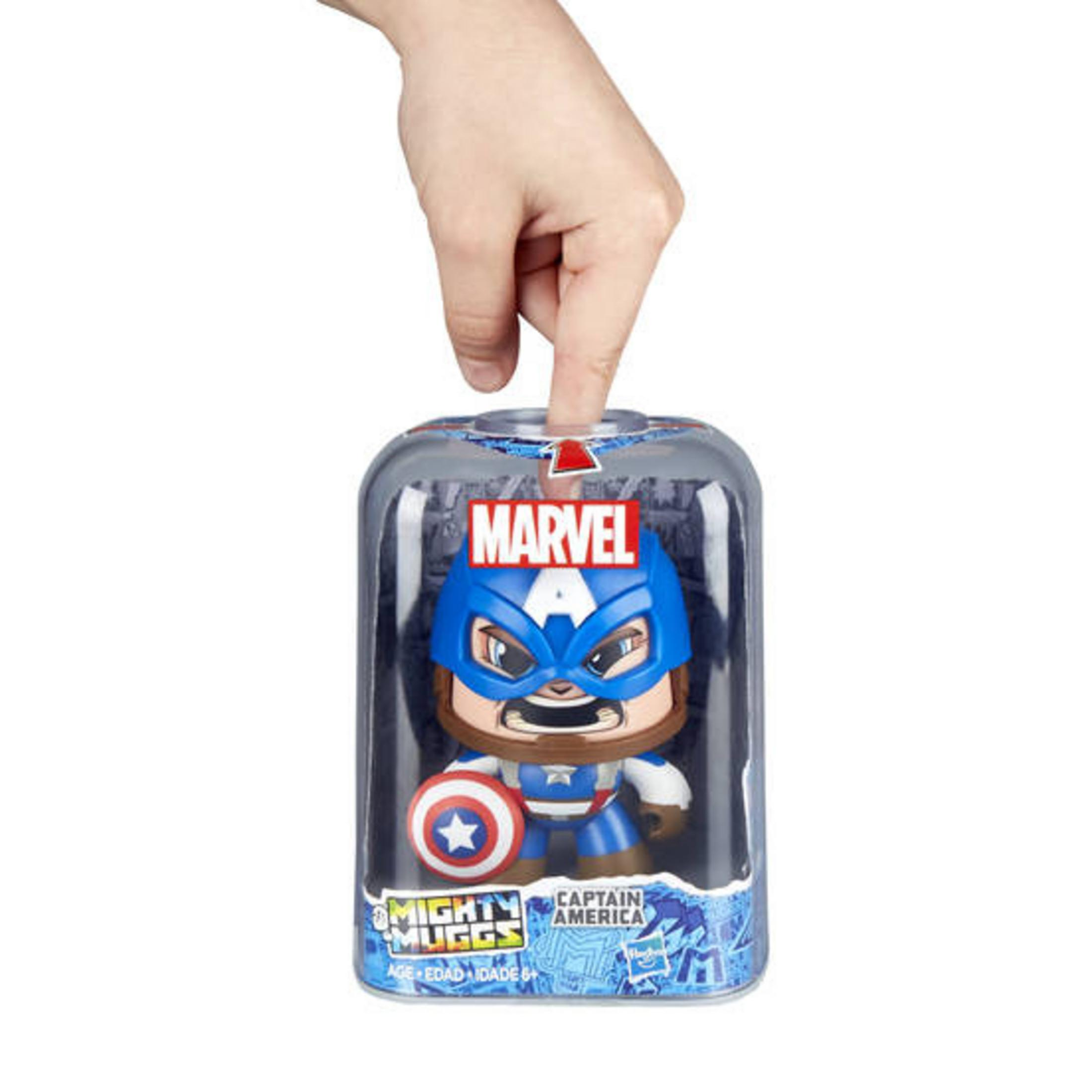 Una mano preme un giocattolo Mighty Muggs di Capitan America nella sua confezione trasparente.
