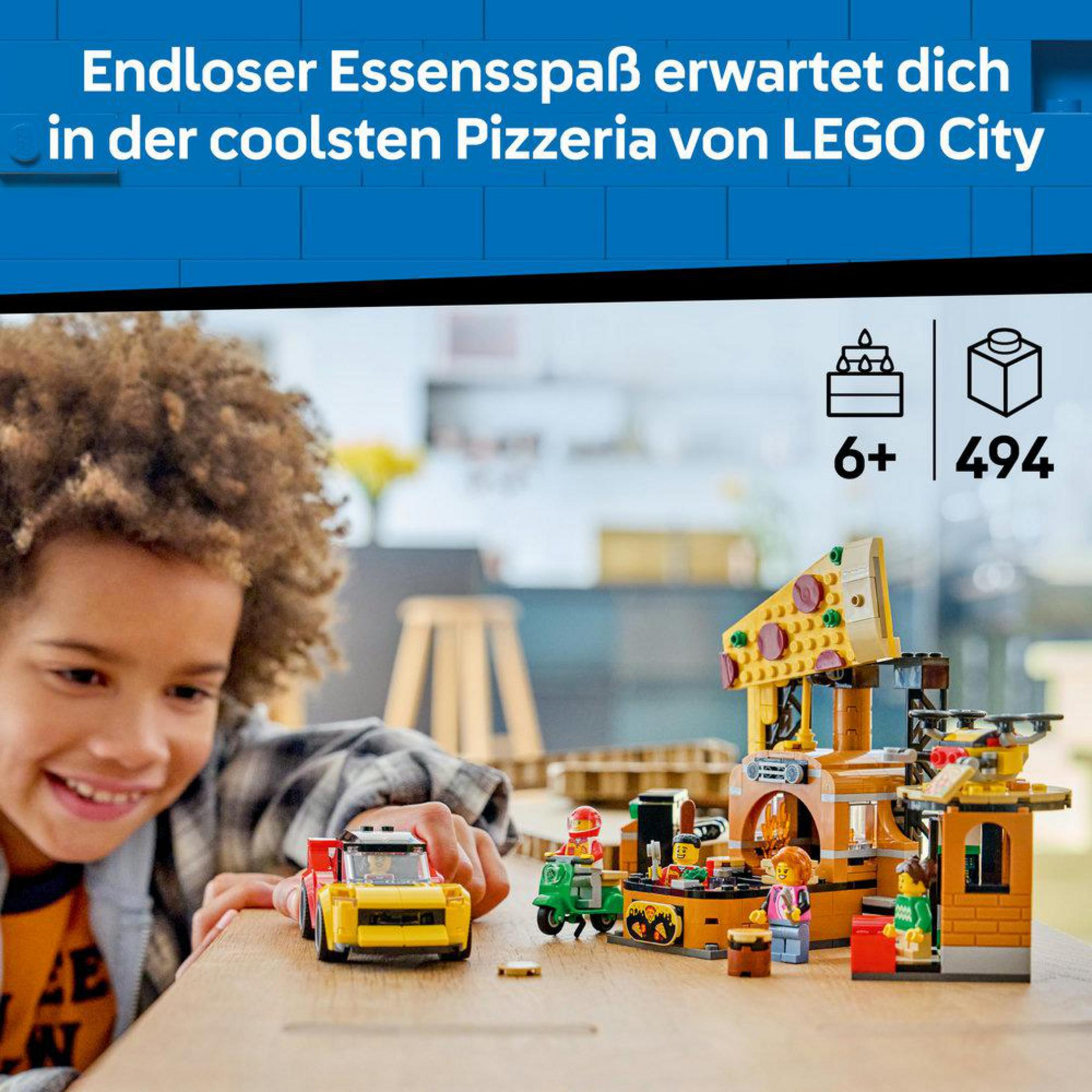 Un niño juega con un set de pizzería LEGO City, incluyendo coche, moto y figuras.