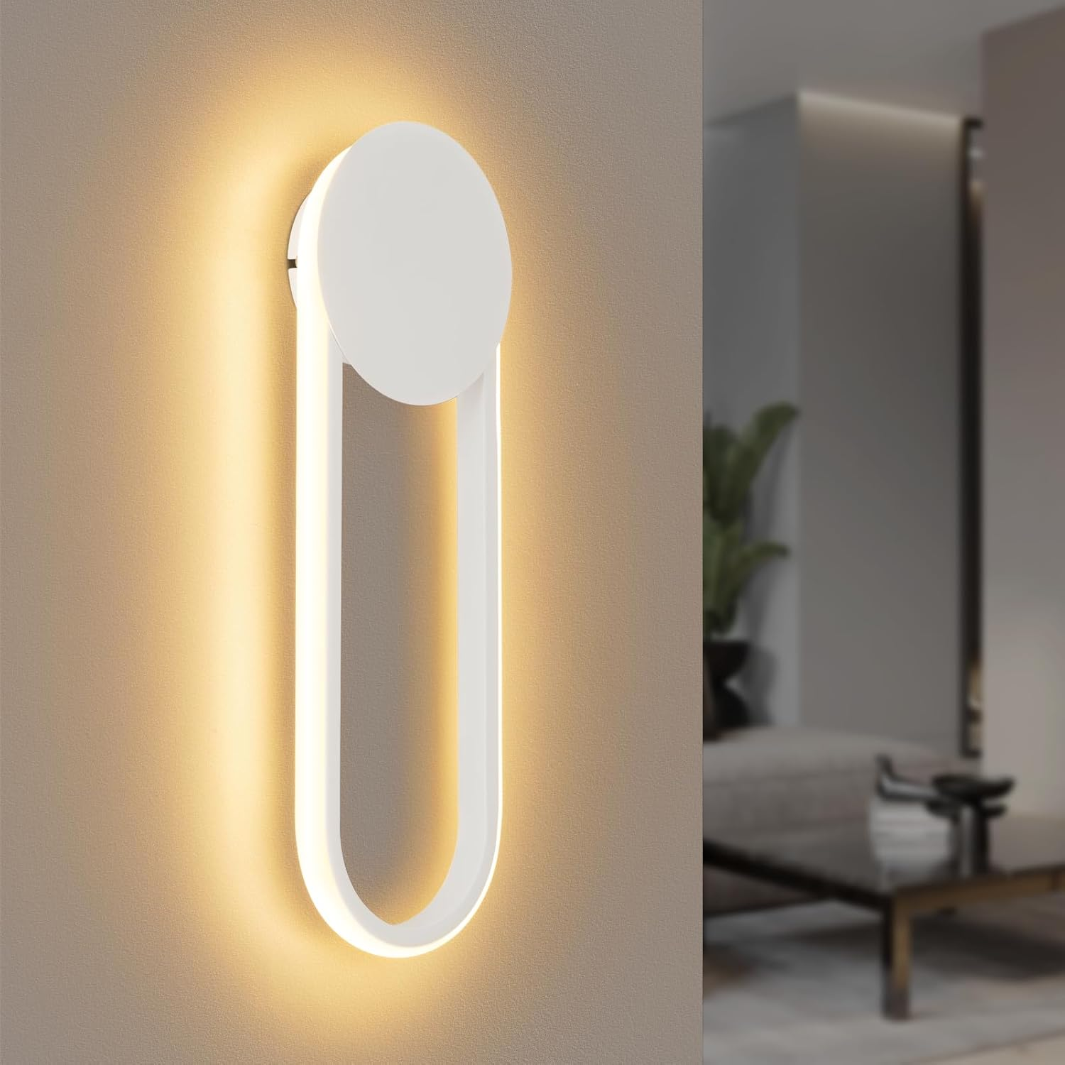 Moderna lámpara de pared ovalada blanca con brillo cálido en pared texturizada.
