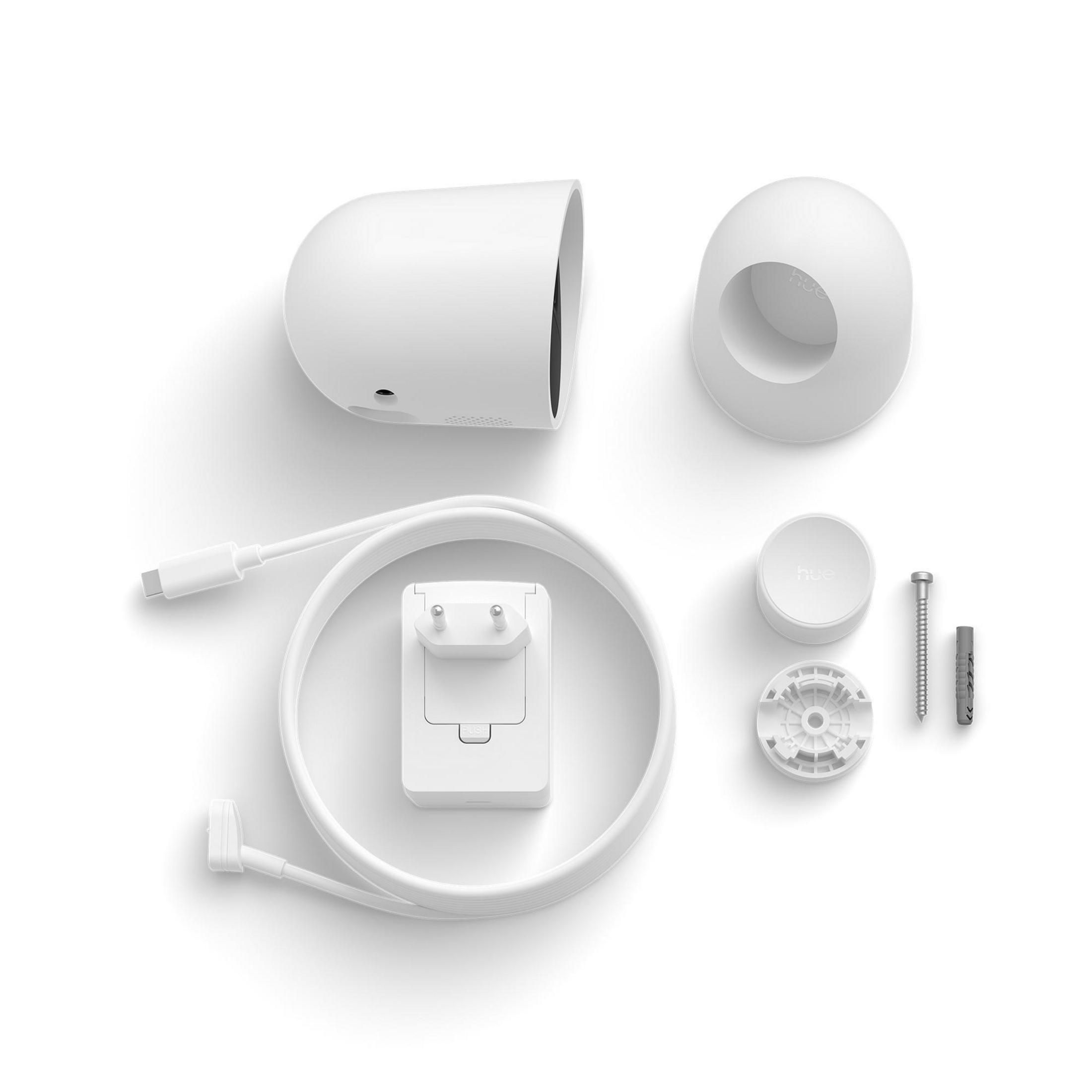 Weiße Überwachungskamera-Komponenten: Kamera, Halterung, Netzteil, Kabel, Schraube, Dübel.