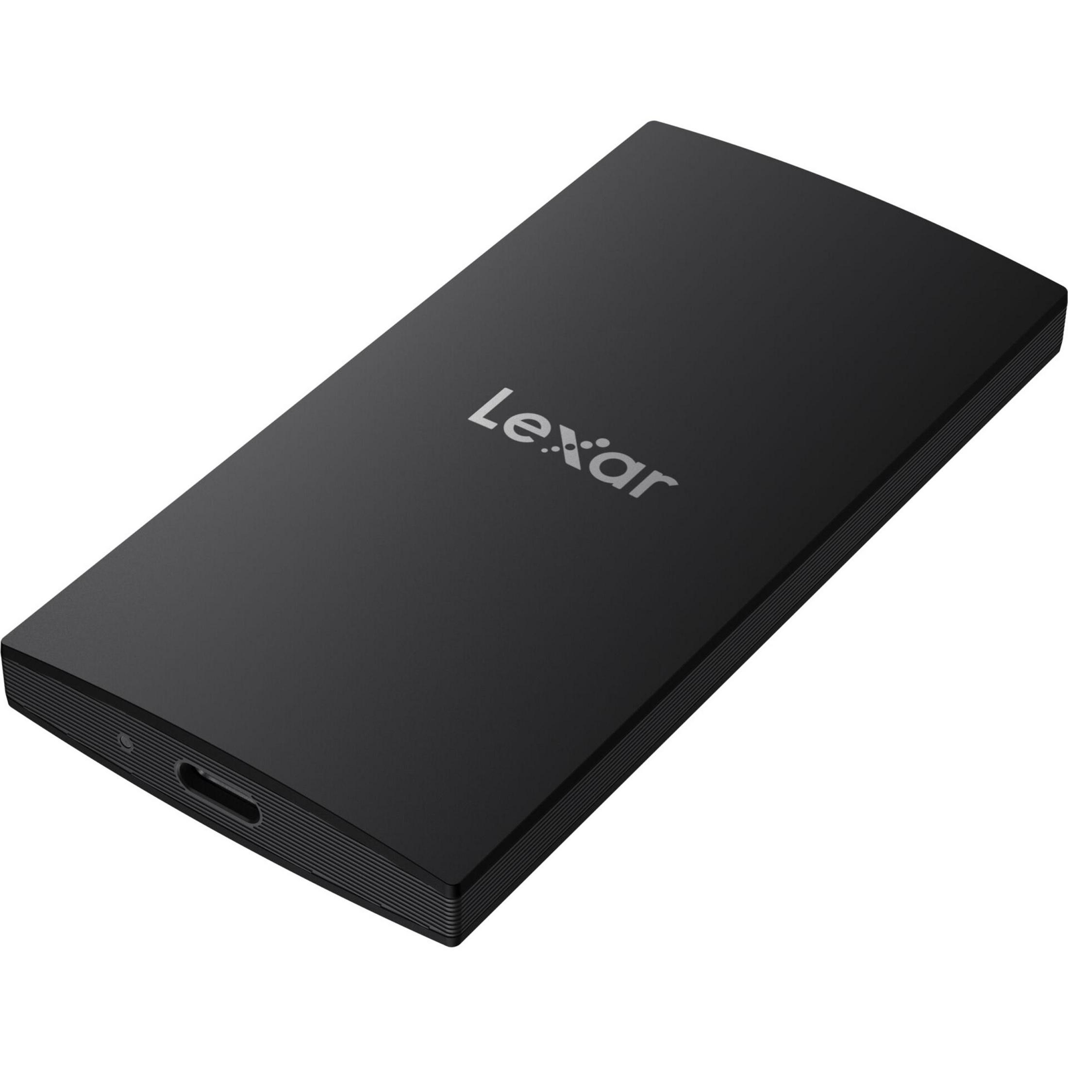Un SSD portatile Lexar nero con porta USB-C è mostrato su sfondo bianco.