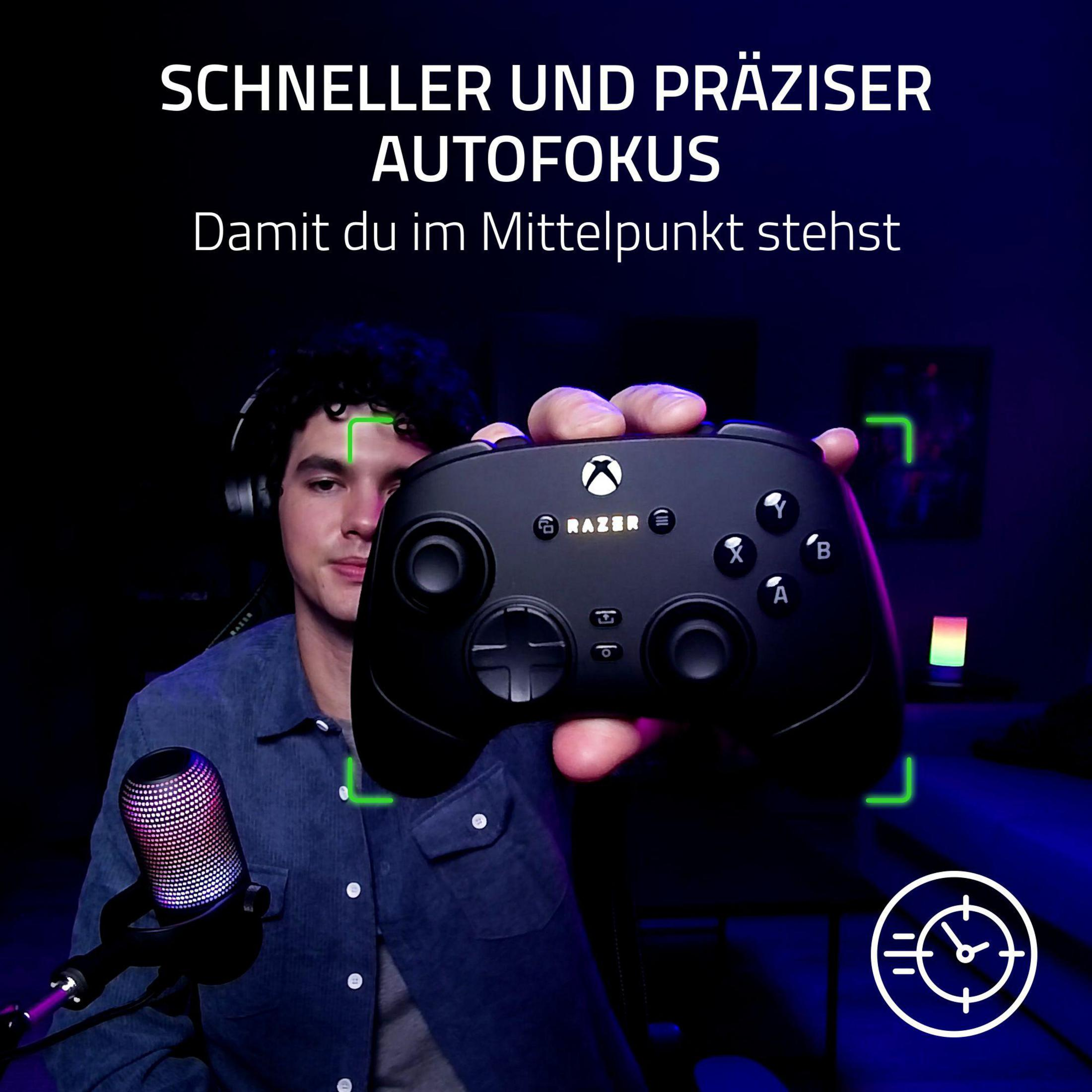Ein Mann mit Kopfhörern hält eine schwarze Razer Xbox-Controller. Grüne Markierungen sind sichtbar.