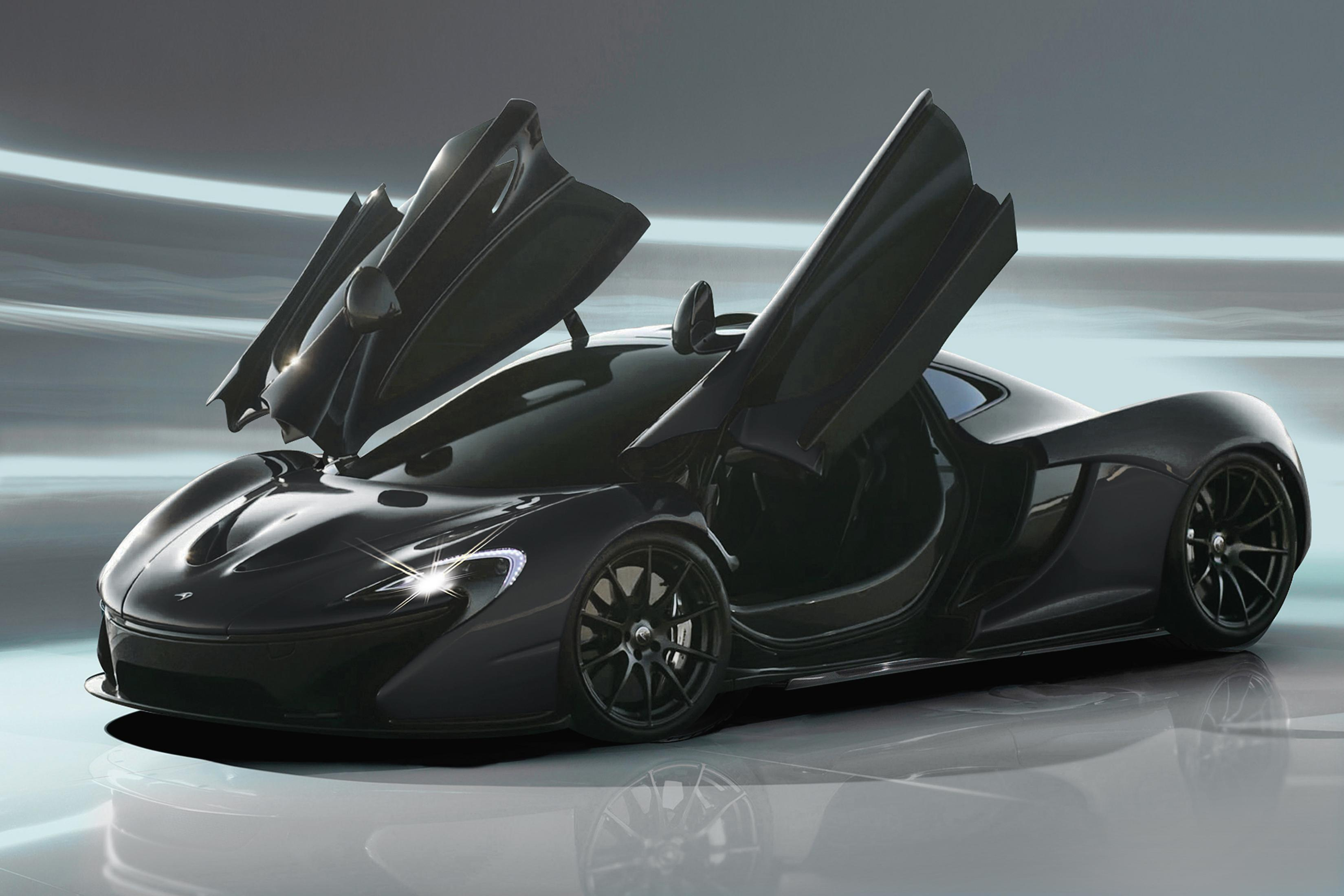 Ein schwarzer McLaren P1 mit geöffneten Flügeltüren steht auf einer glänzenden Oberfläche.