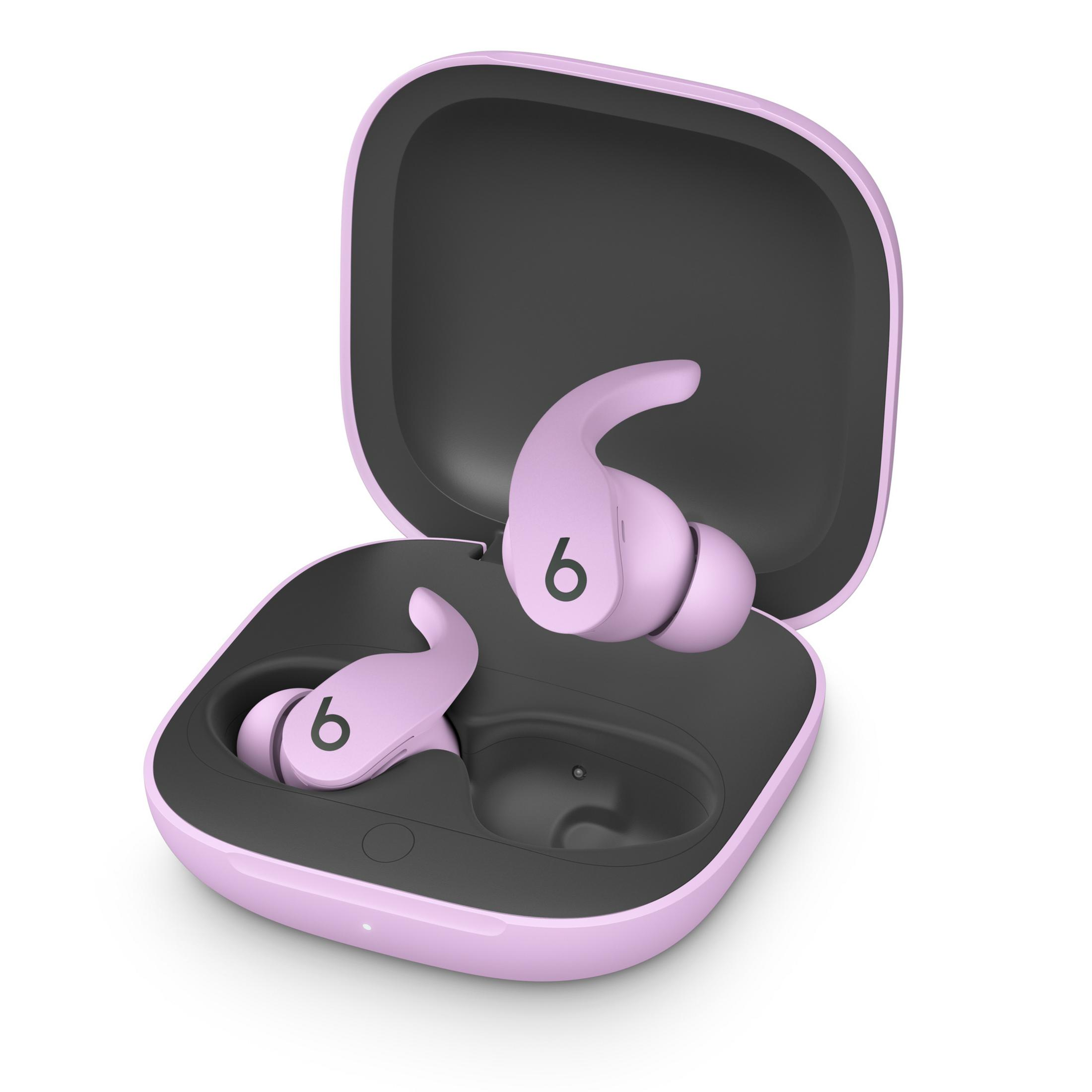 Un paio di auricolari wireless lavanda in una custodia di ricarica rosa aperta.
