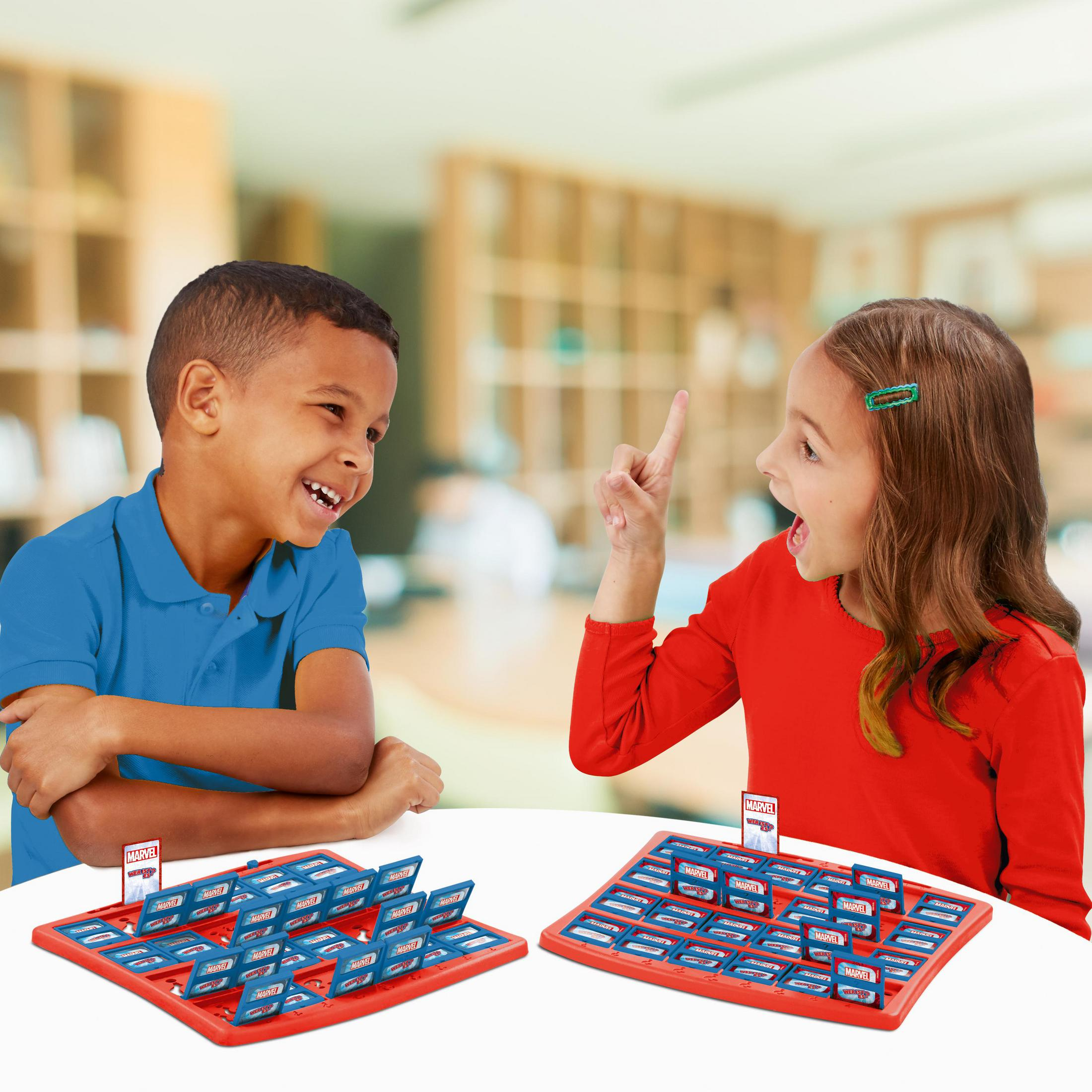 Zwei Kinder spielen ein Marvel-Ratespiel mit Charakterkarten.