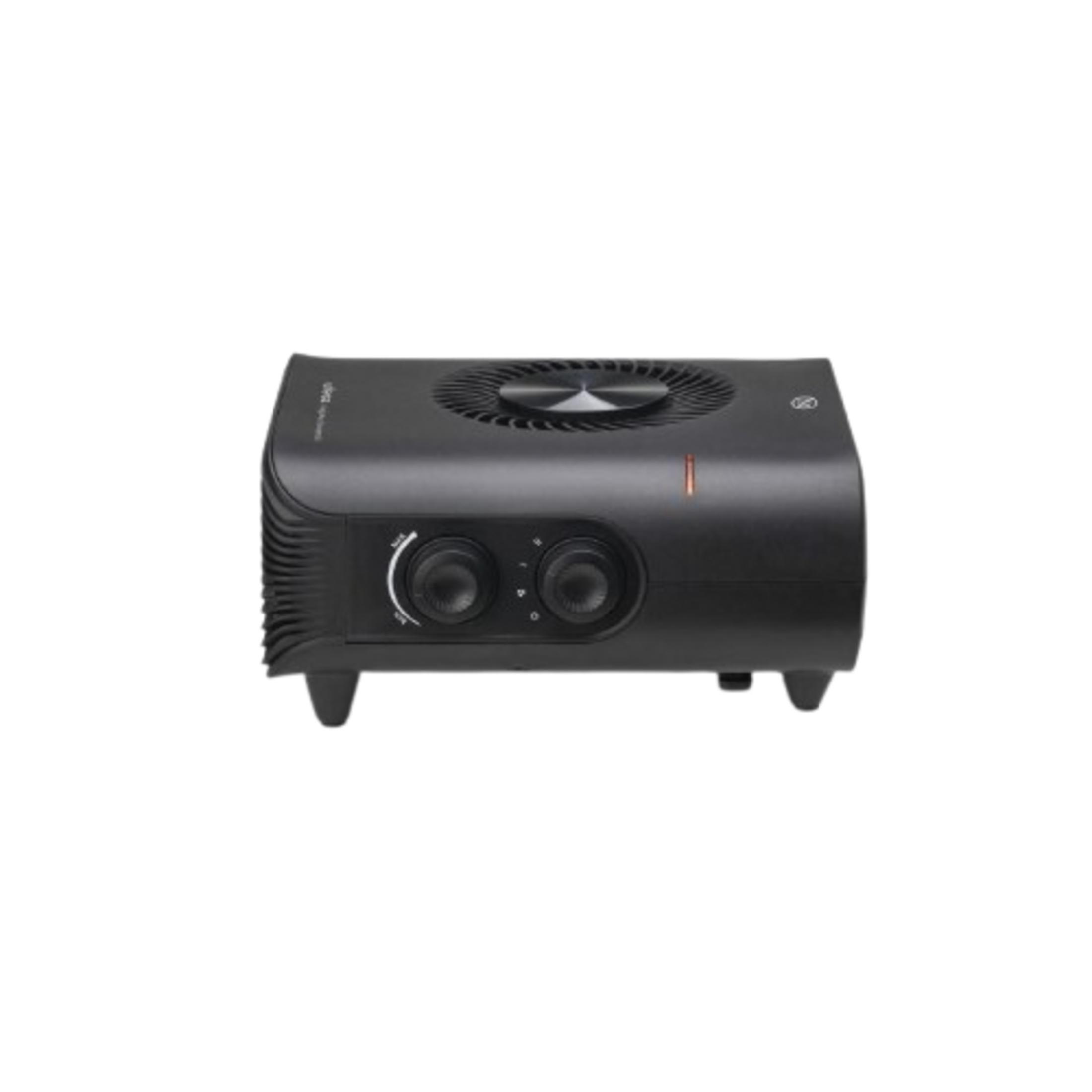 Una ventola nera con due manopole e griglia di ventilazione.