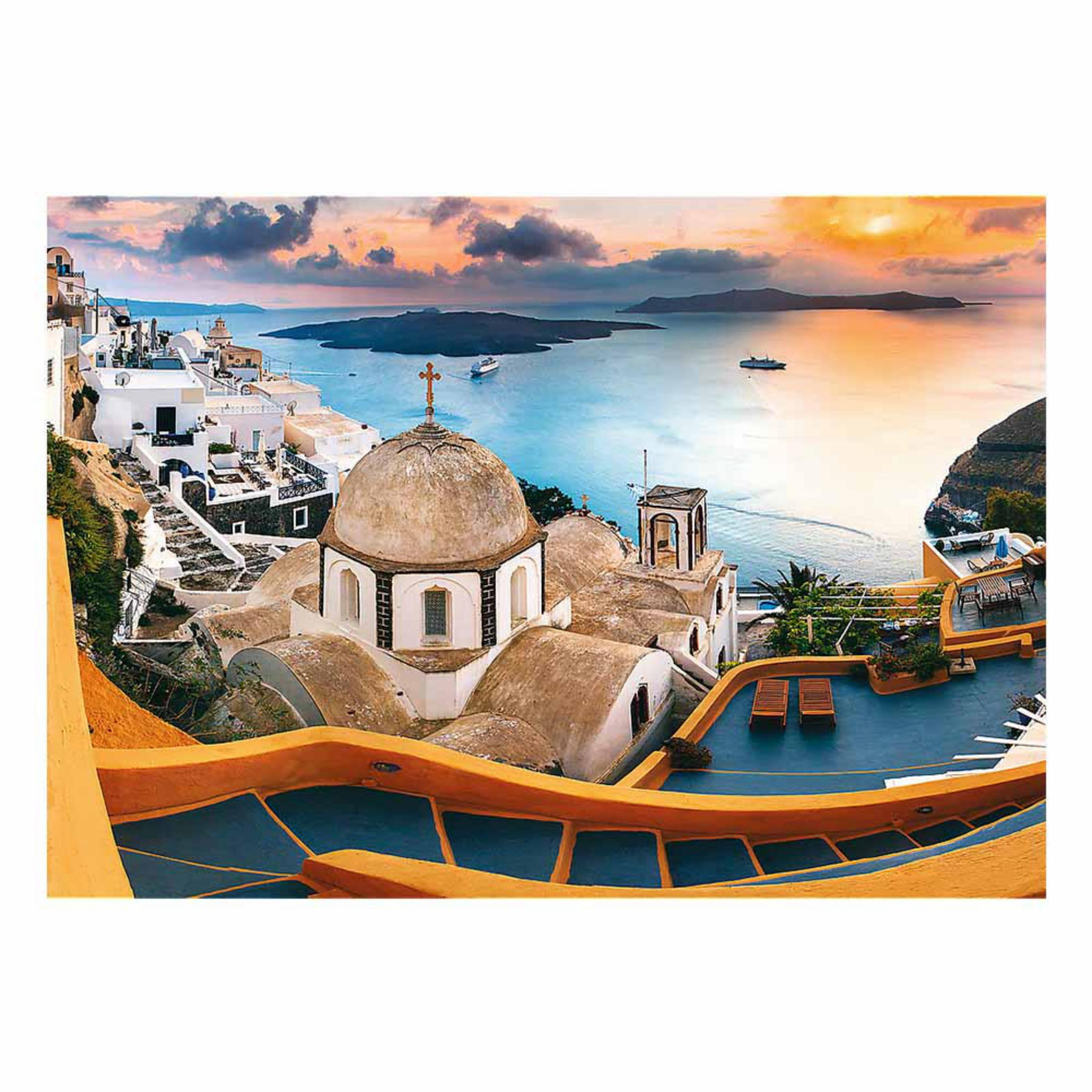 Iglesia con cúpula y campanario sobre el mar al atardecer con barcos.