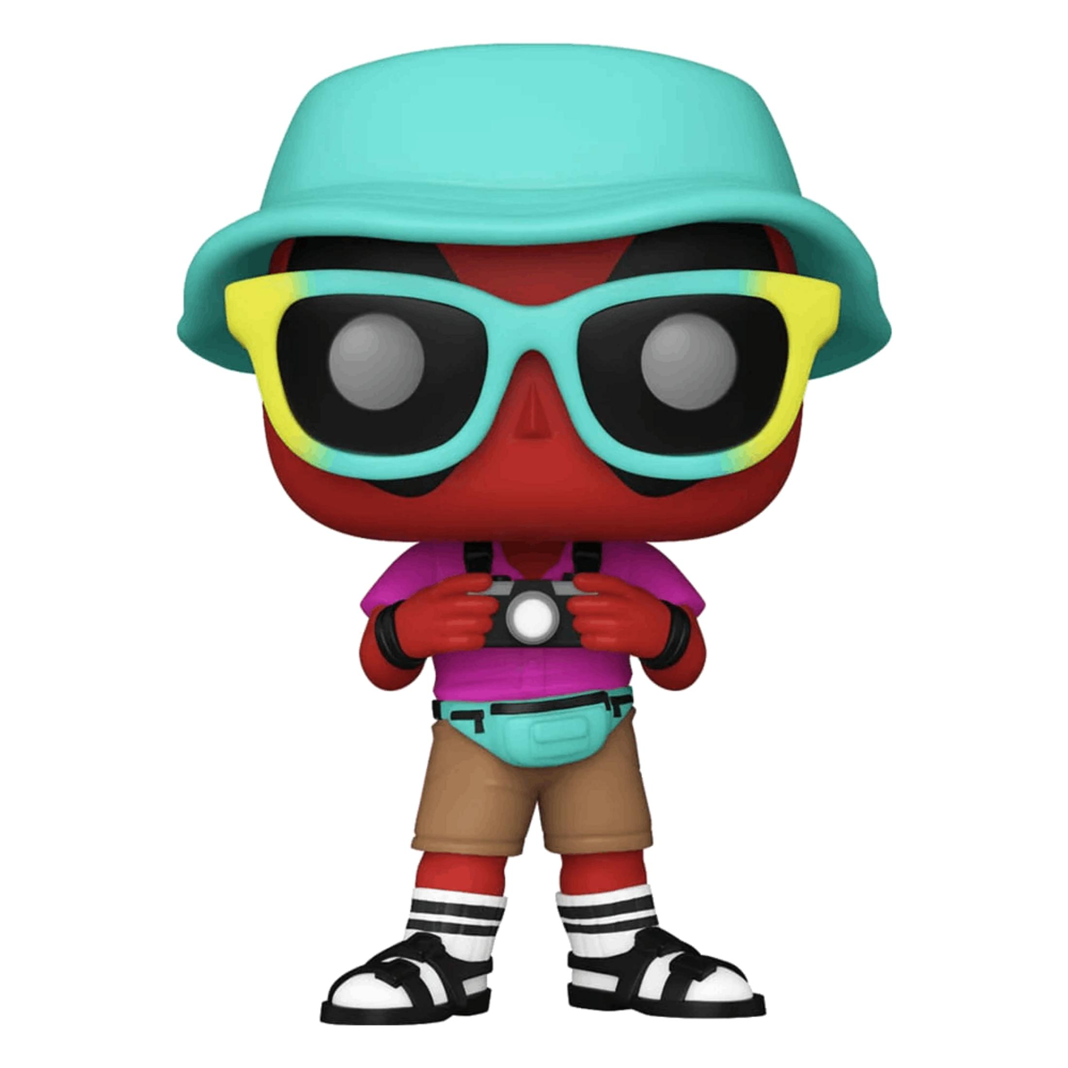 Una figura rossa con cappello, occhiali da sole, camicia rosa, macchina fotografica e pantaloncini.