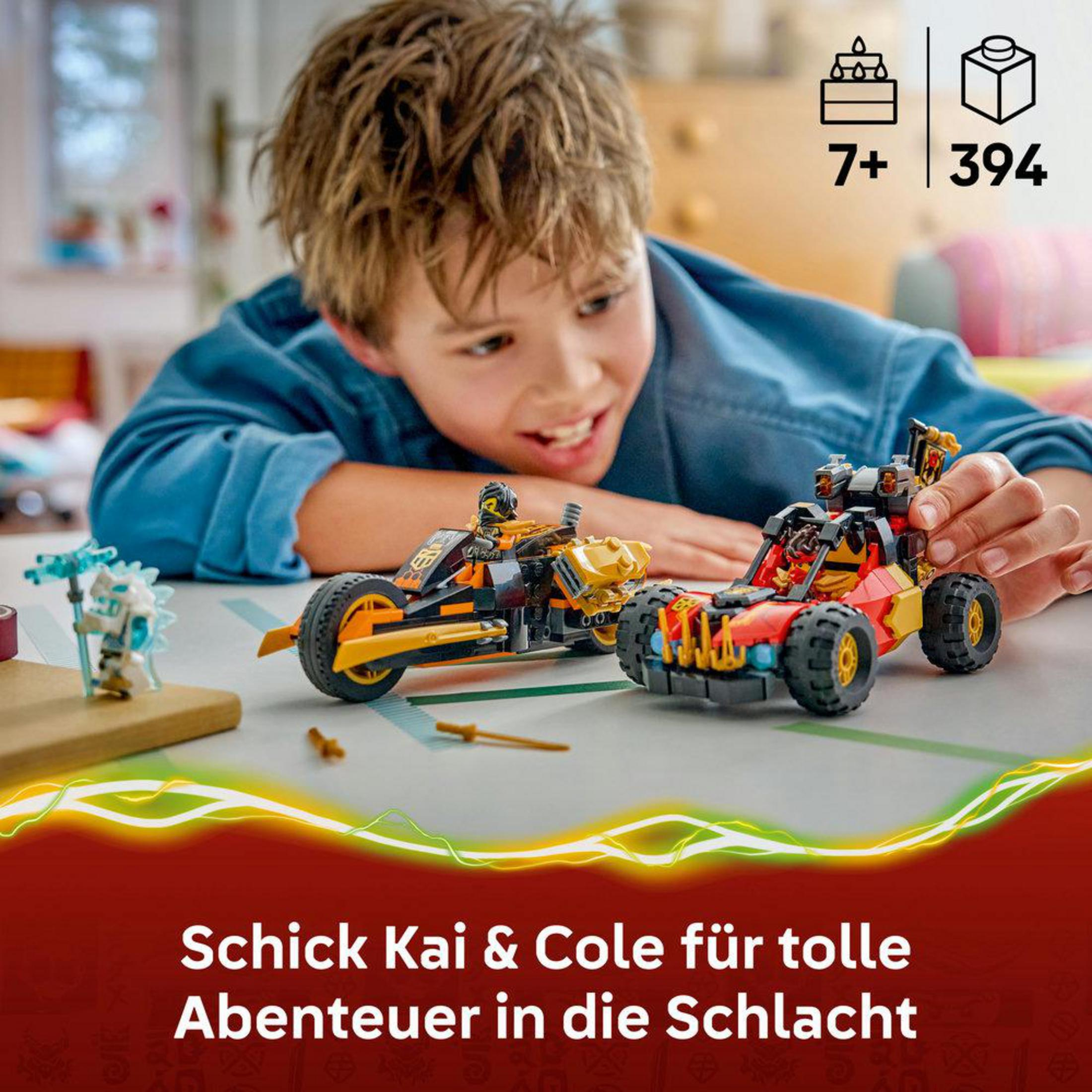 Un niño juega con vehículos de Lego. Edad 7+, 394 piezas.
