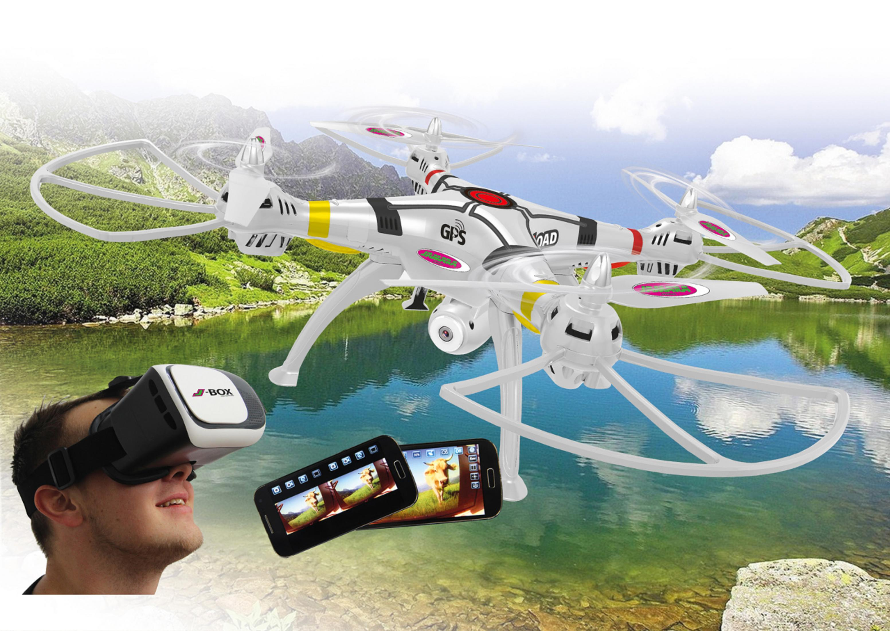 Un uomo indossa occhiali VR. Un drone vola su un lago e montagne.