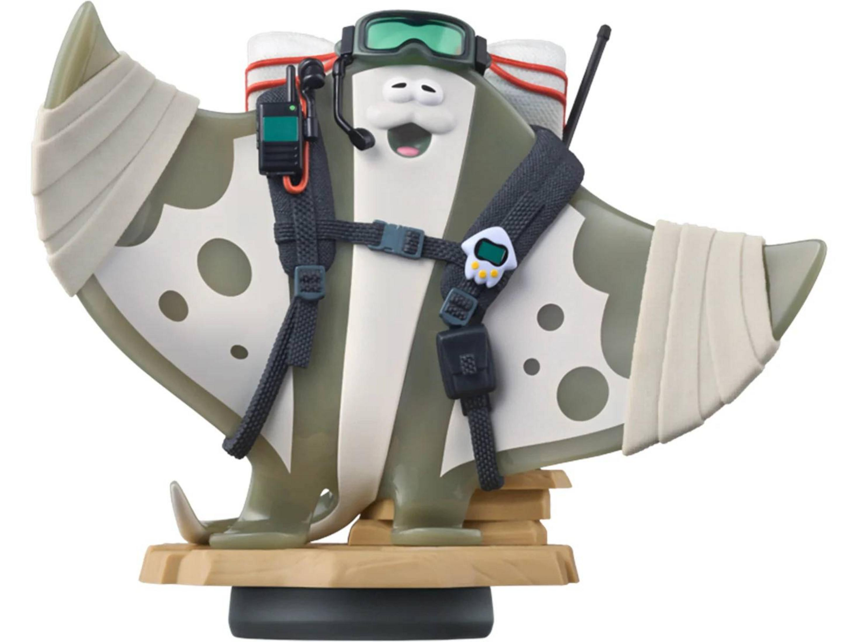 Figura de un personaje raya con equipo y vendas sobre una base de madera.