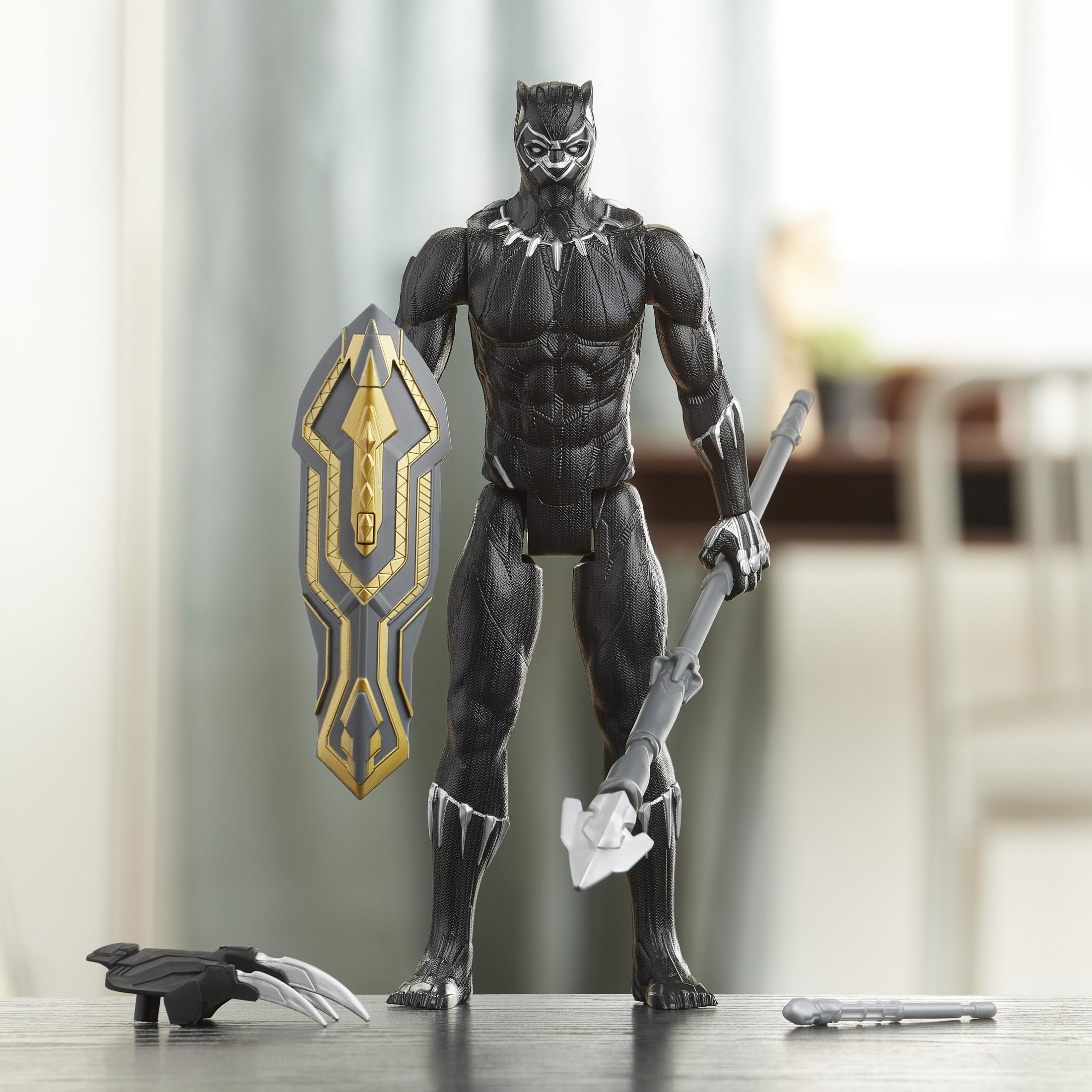 Una figura nera di Black Panther con scudo e lancia su un tavolo.