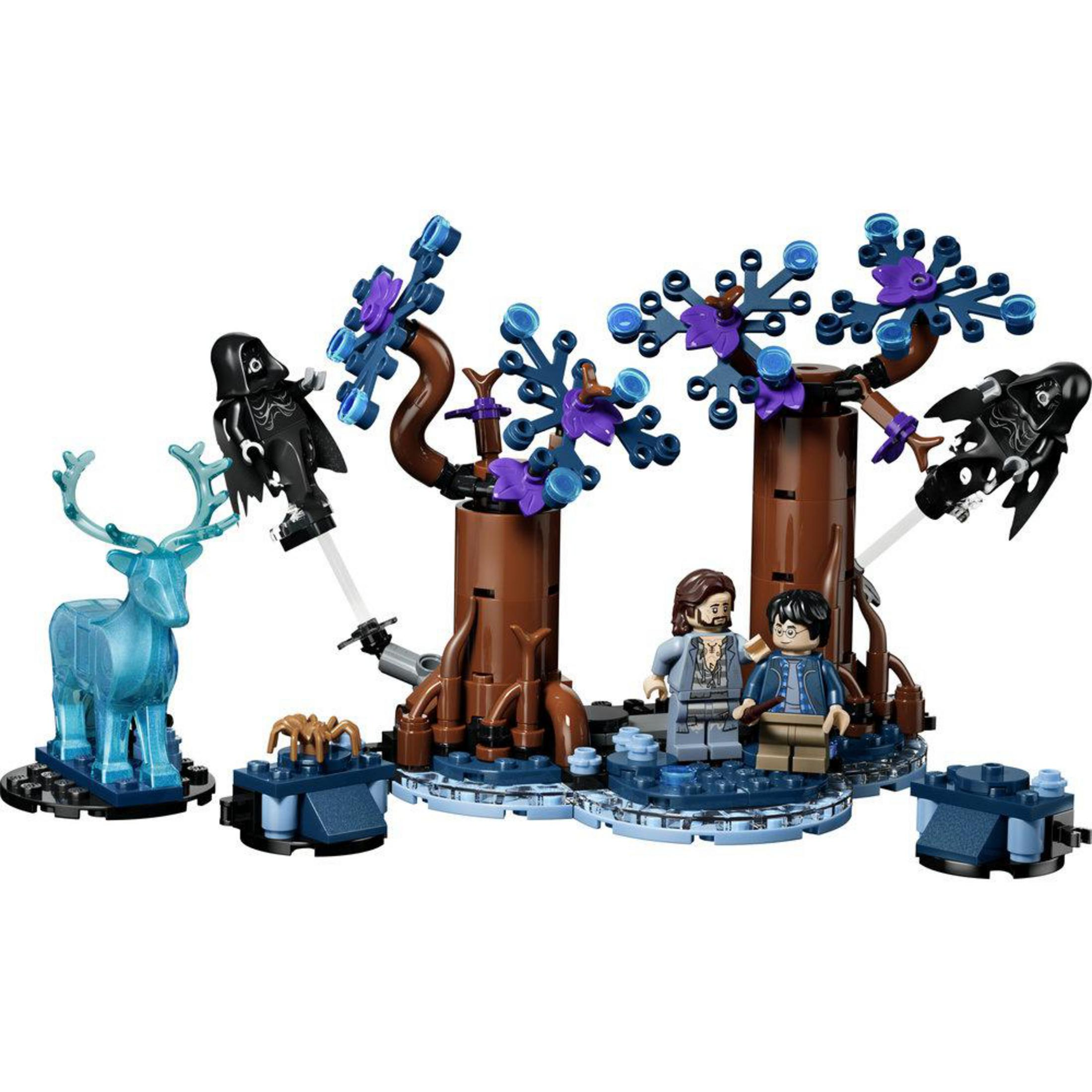 Scena Lego con due figure, cervo blu, alberi marroni e figure nere.