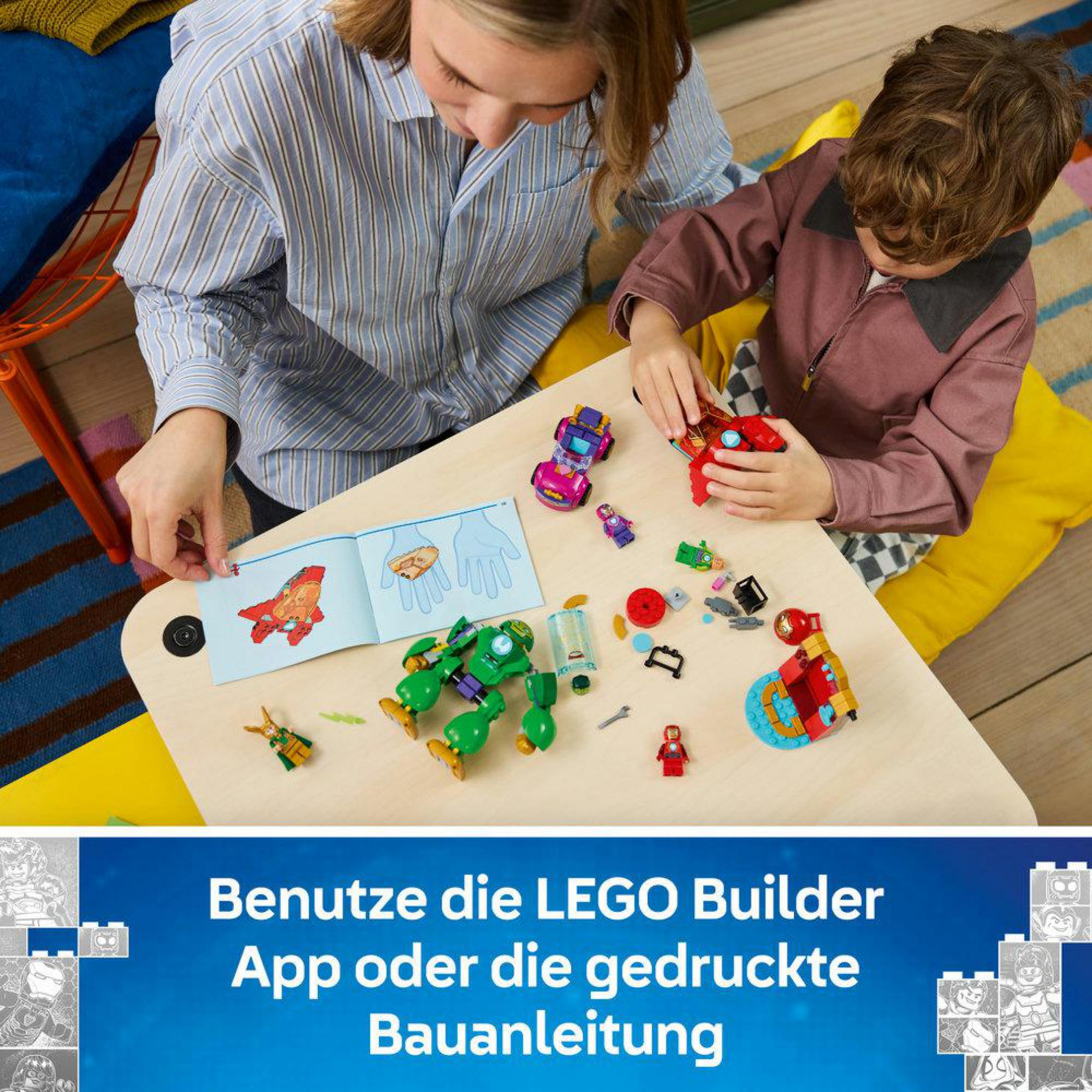 Due persone costruiscono con mattoncini LEGO colorati su un tavolo di legno. Istruzioni nelle vicinanze.
