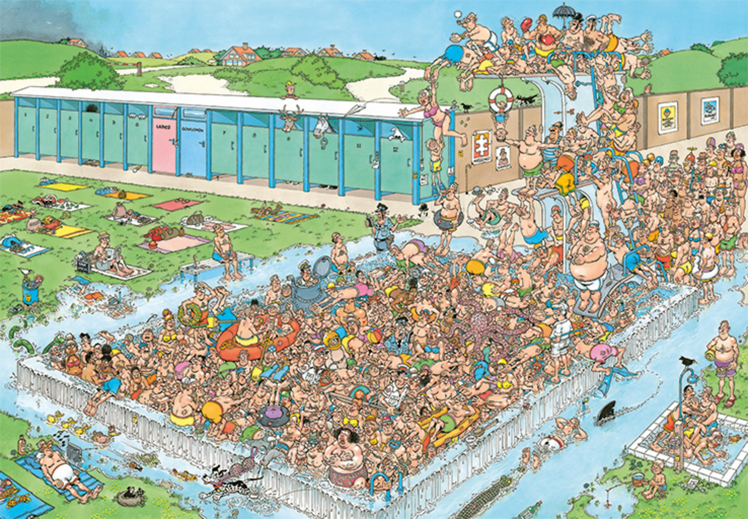 Piscina abarrotada con mucha gente, vestuarios y zonas de sol.